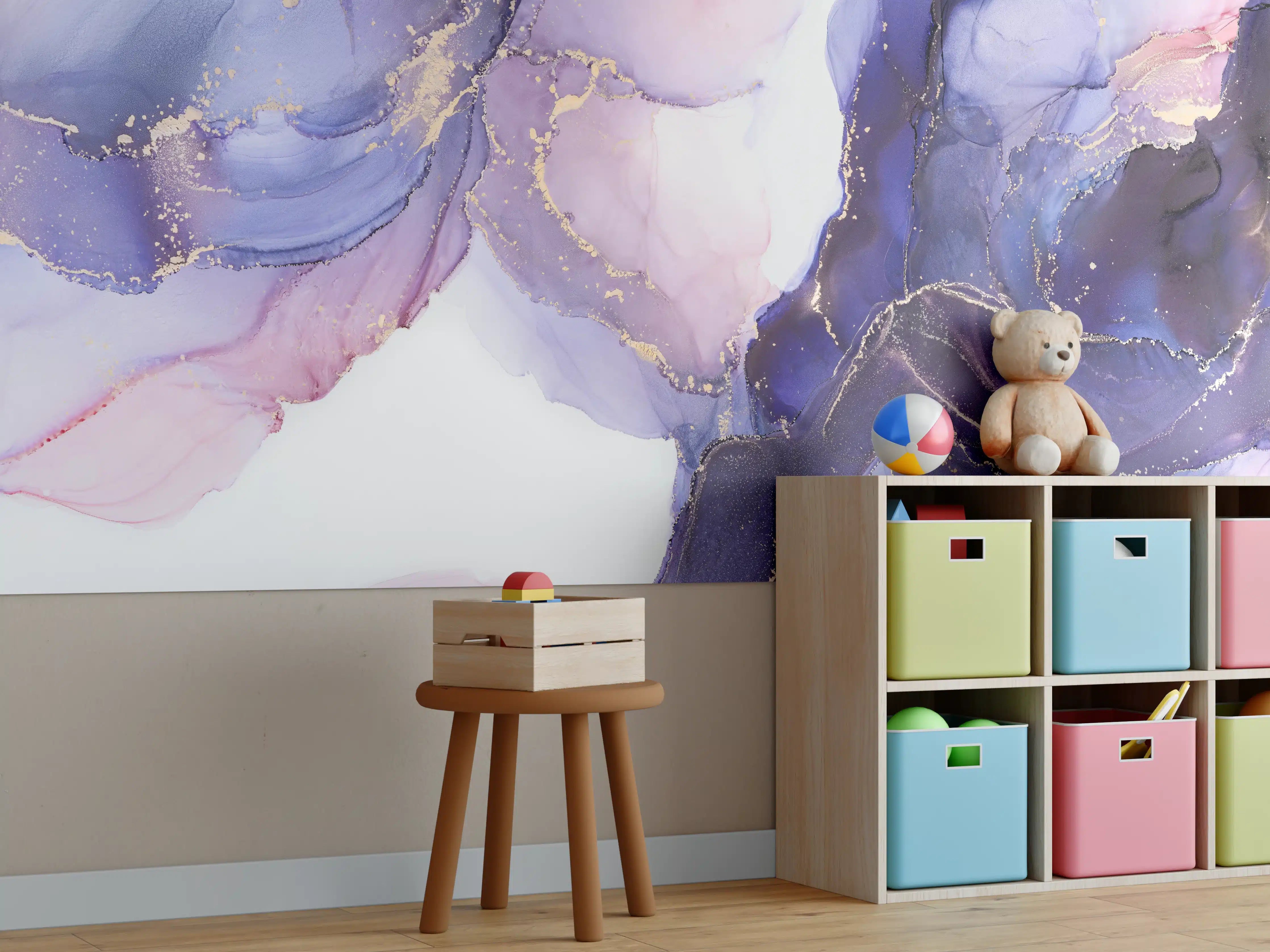 Kinderzimmer Wandgestaltung - Elegante Aquarellkunst in Blau- und Lilatönen mit Goldakzenten