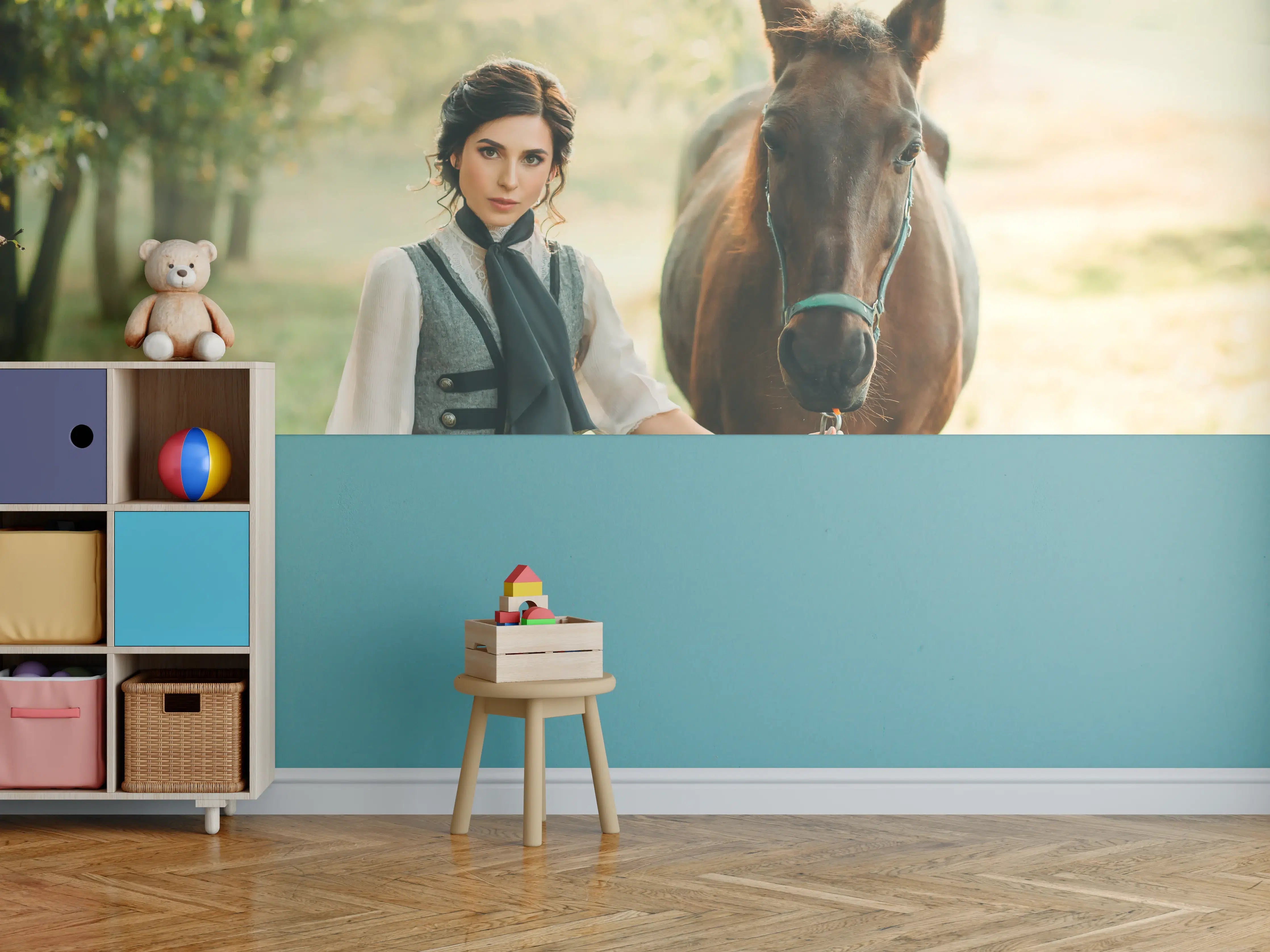 Kinderzimmer Wandgestaltung - Elegante Pferdeführung im Grünen mit stilvoller Begleitung