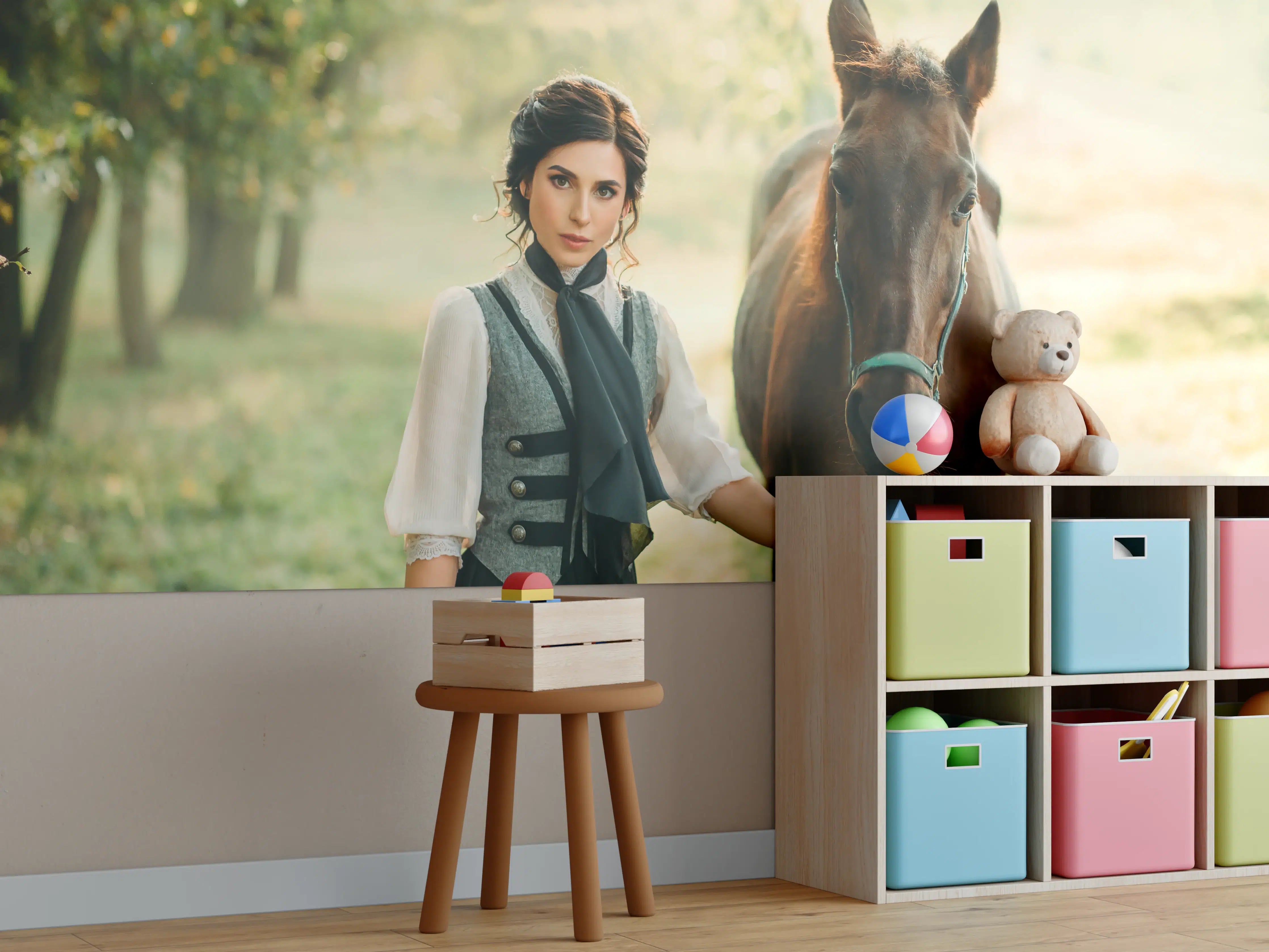 Kinderzimmer Wandgestaltung - Elegante Pferdeführung im Grünen mit stilvoller Begleitung