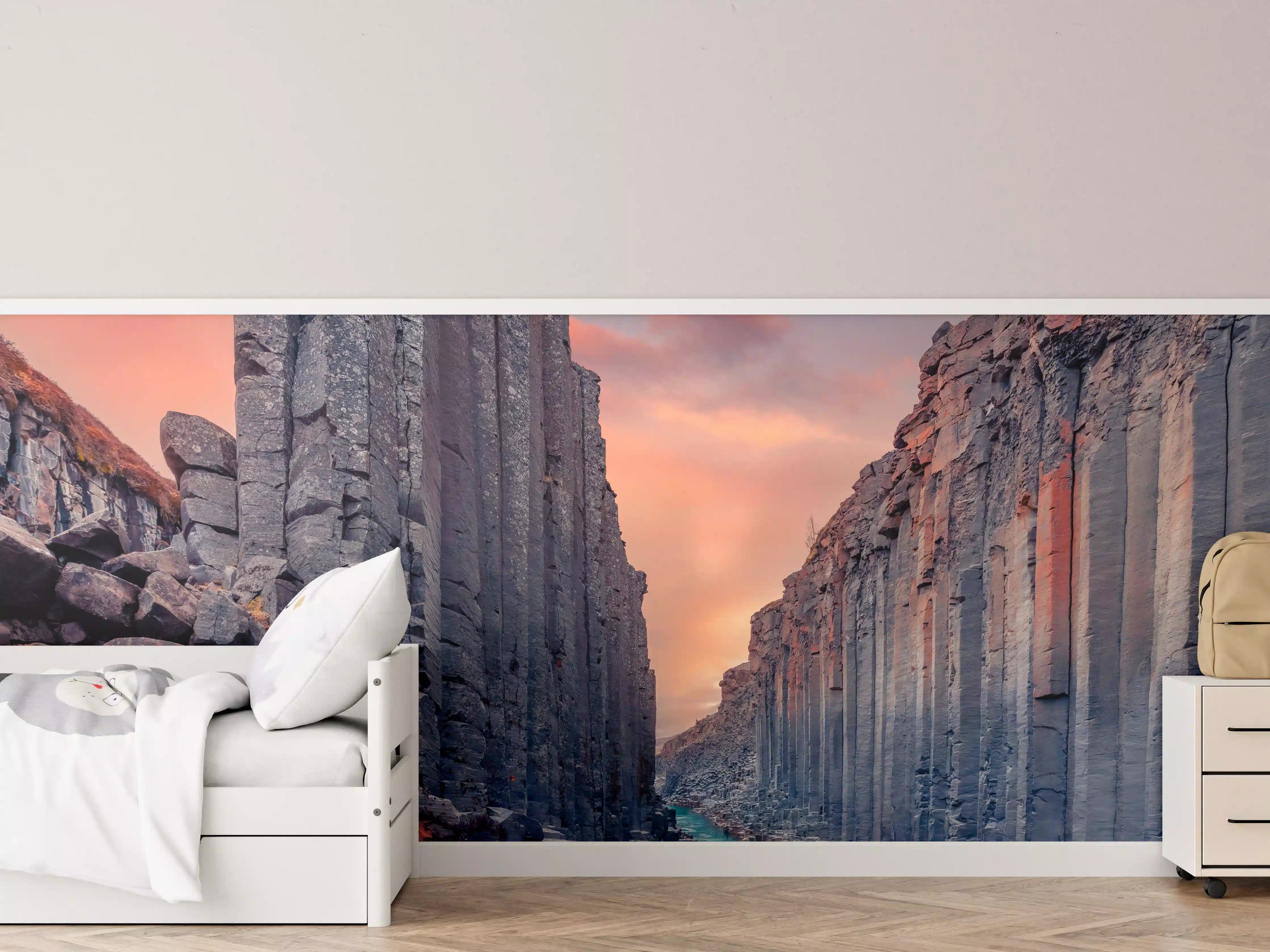 Kinderzimmer Wandgestaltung - Faszinierende Felsformationen und Wasserlauf