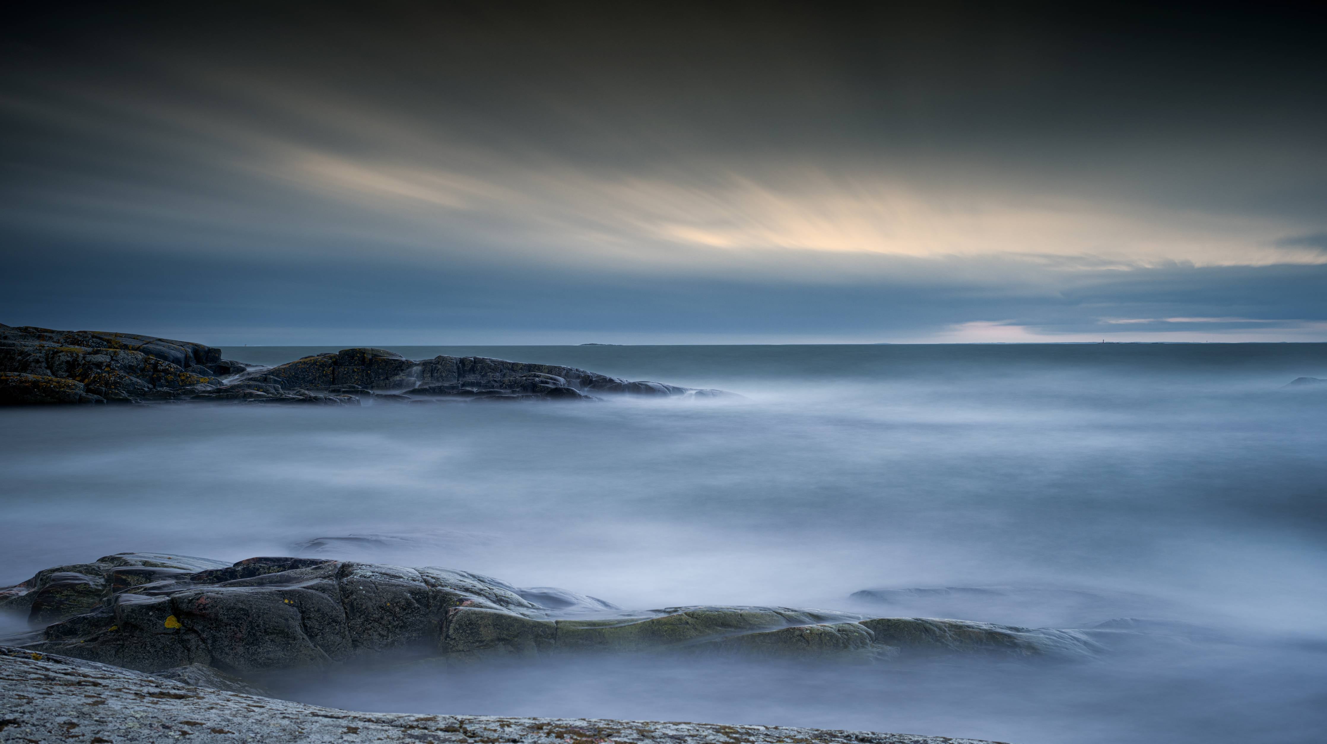 Kinderzimmer Wandgestaltung-Felsiger & Nebliger Strand auf mit schöner Meer Landschaft