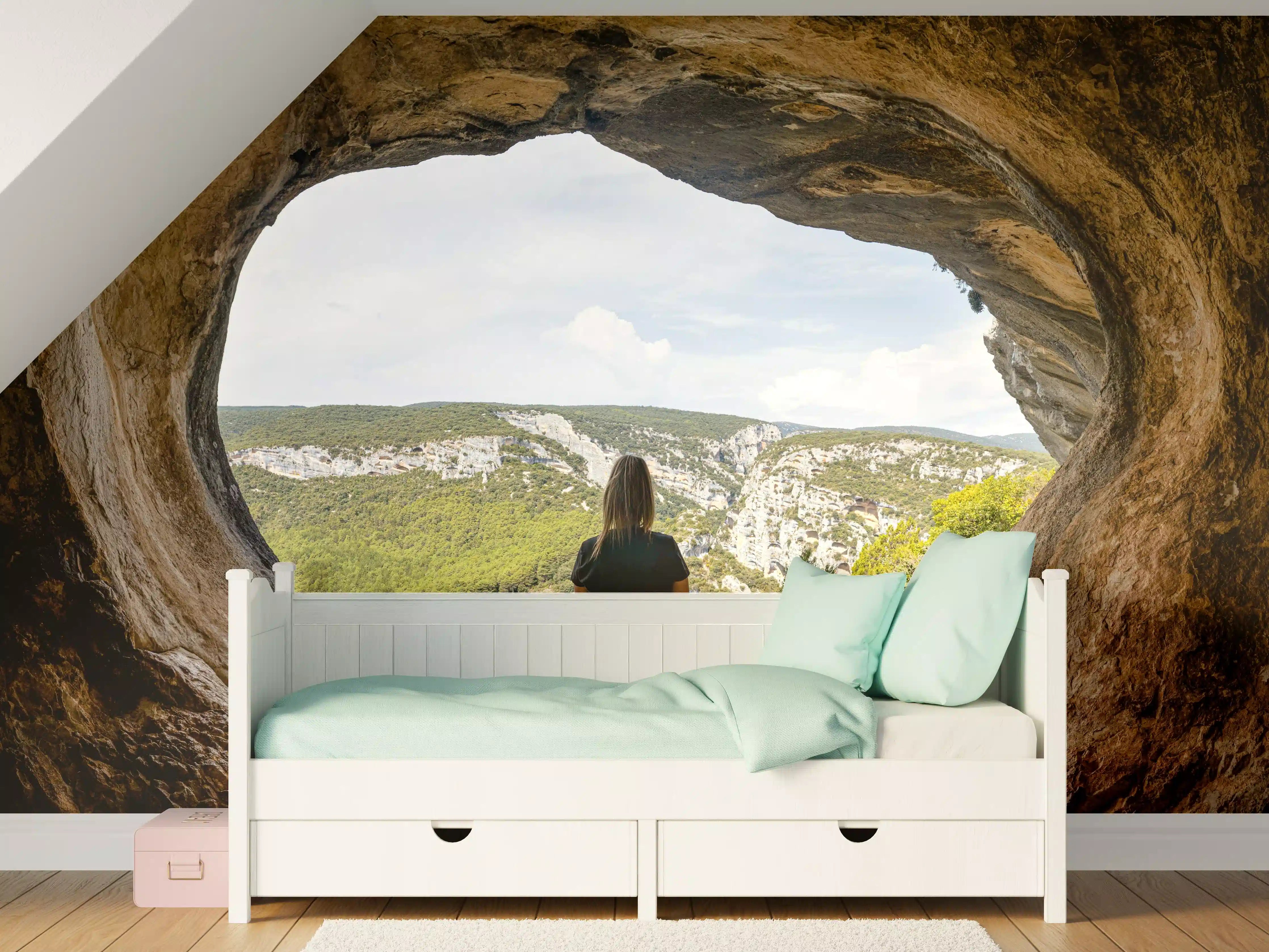 Kinderzimmer Wandgestaltung - Frau sitzend in Berghöhle mit Blick auf Landschaft