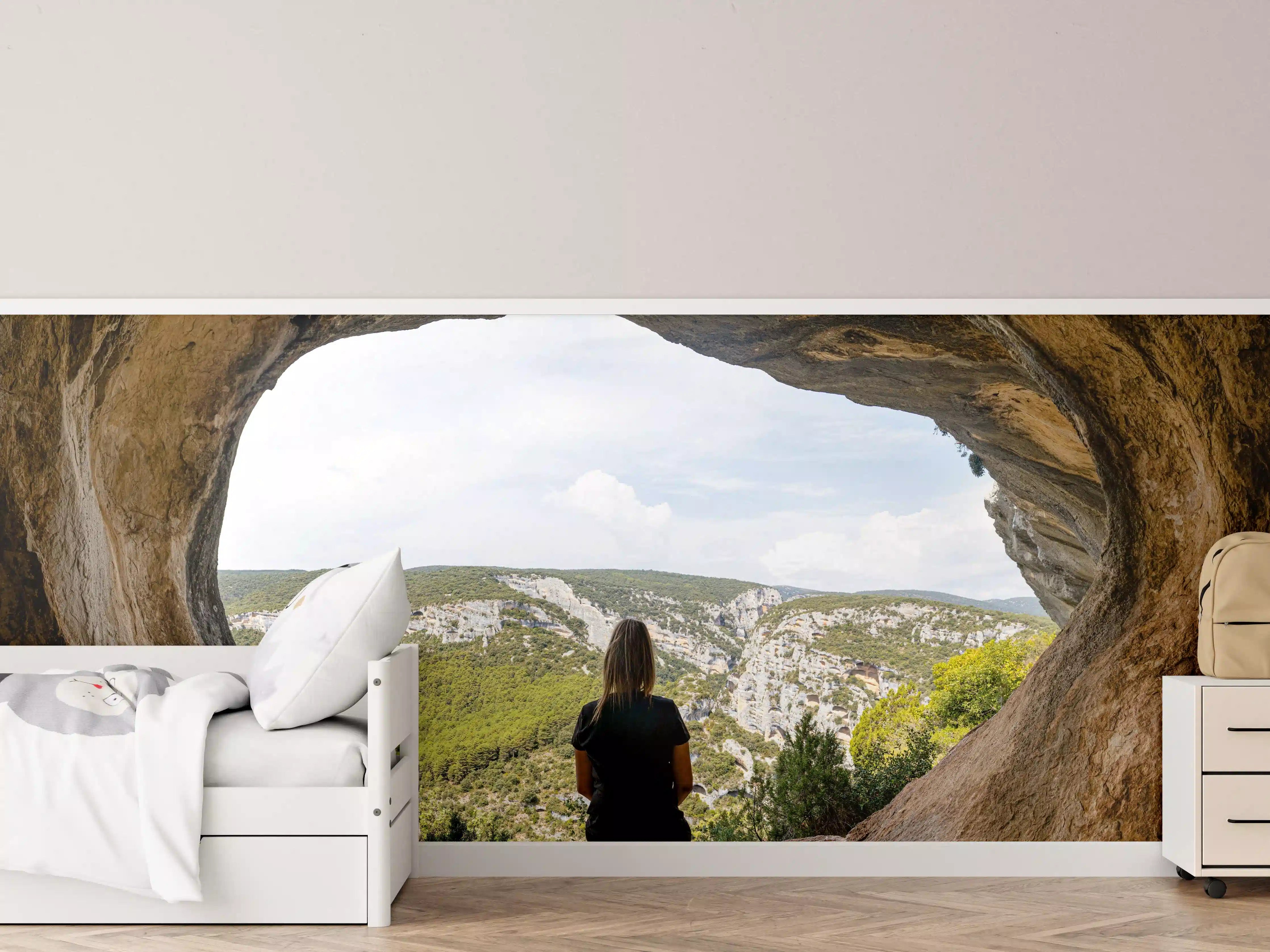 Kinderzimmer Wandgestaltung - Frau sitzend in Berghöhle mit Blick auf Landschaft