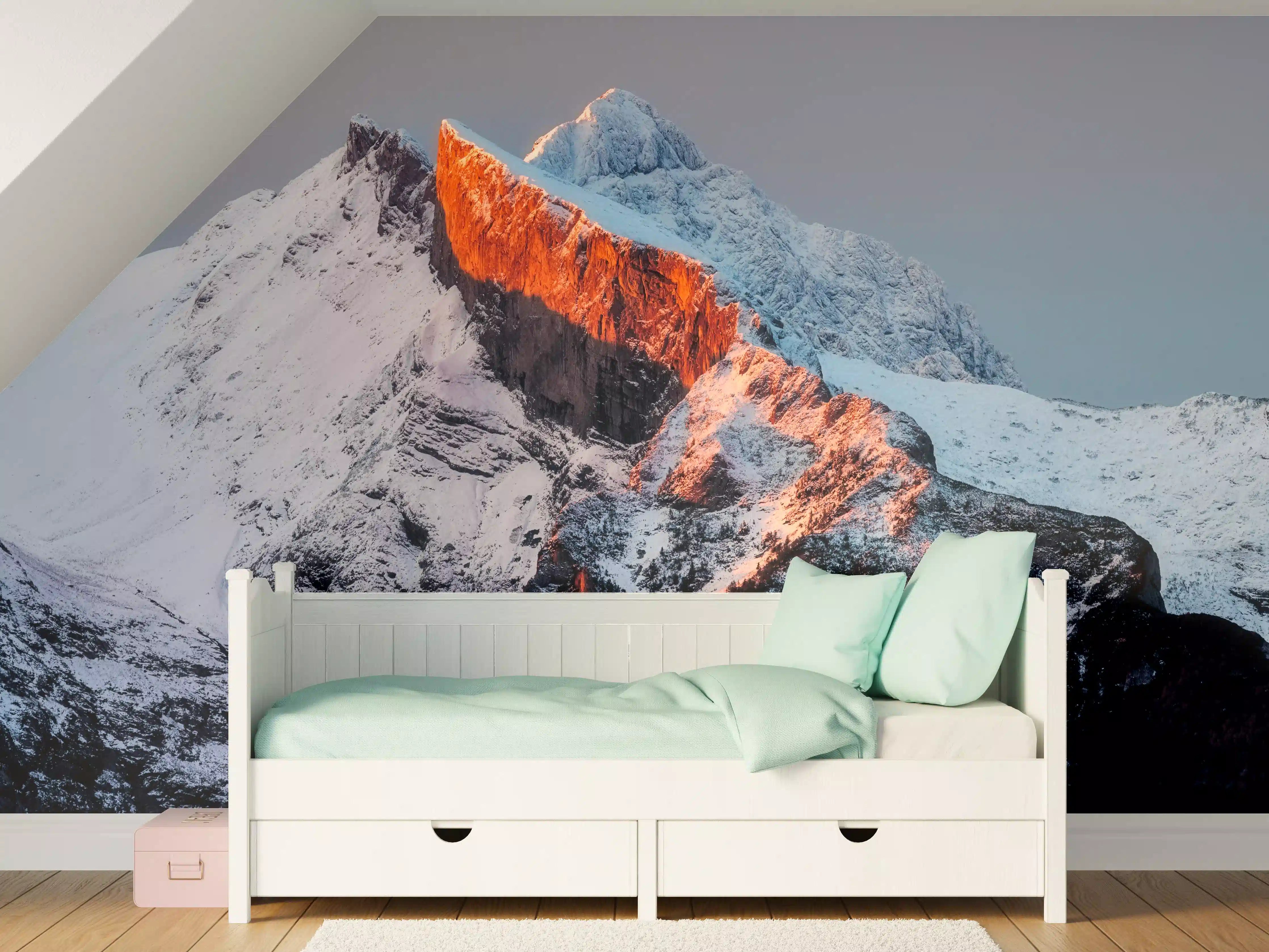 Kinderzimmer Wandgestaltung - Frostiges Bergpanorama bei Sonnenaufgang