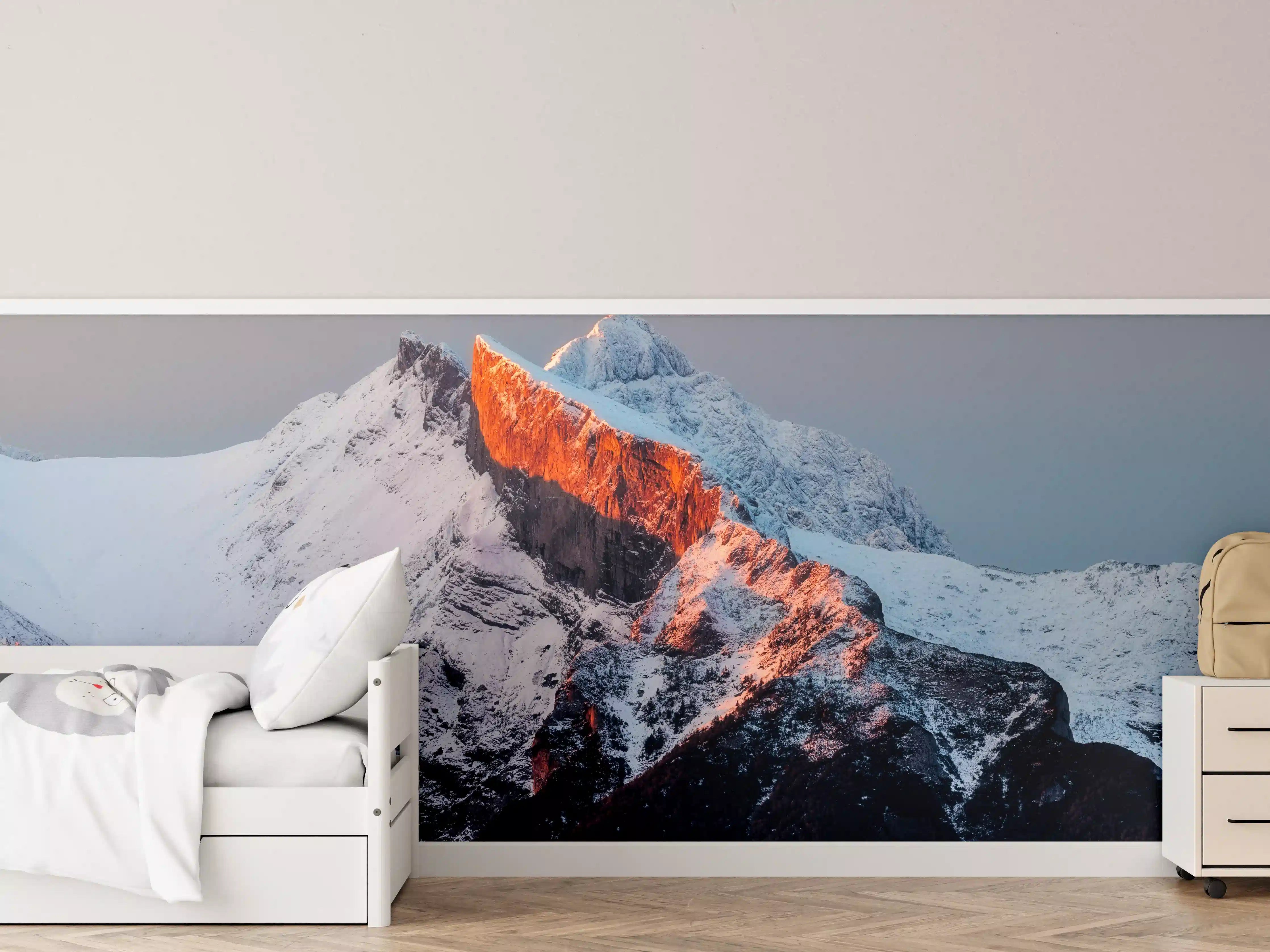 Kinderzimmer Wandgestaltung - Frostiges Bergpanorama bei Sonnenaufgang