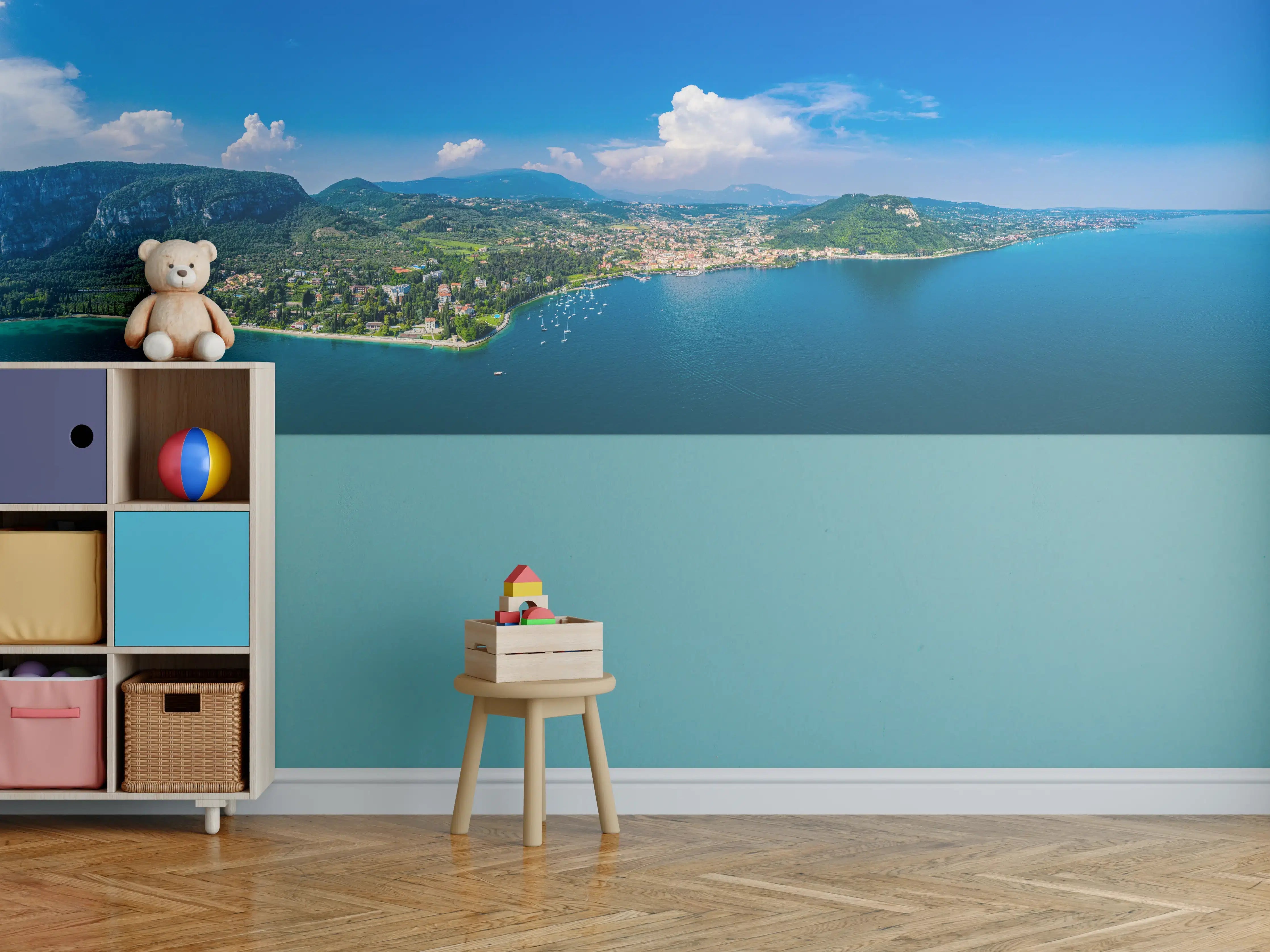 Kinderzimmer Wandgestaltung - Gardasee Panorama Blau-Grün