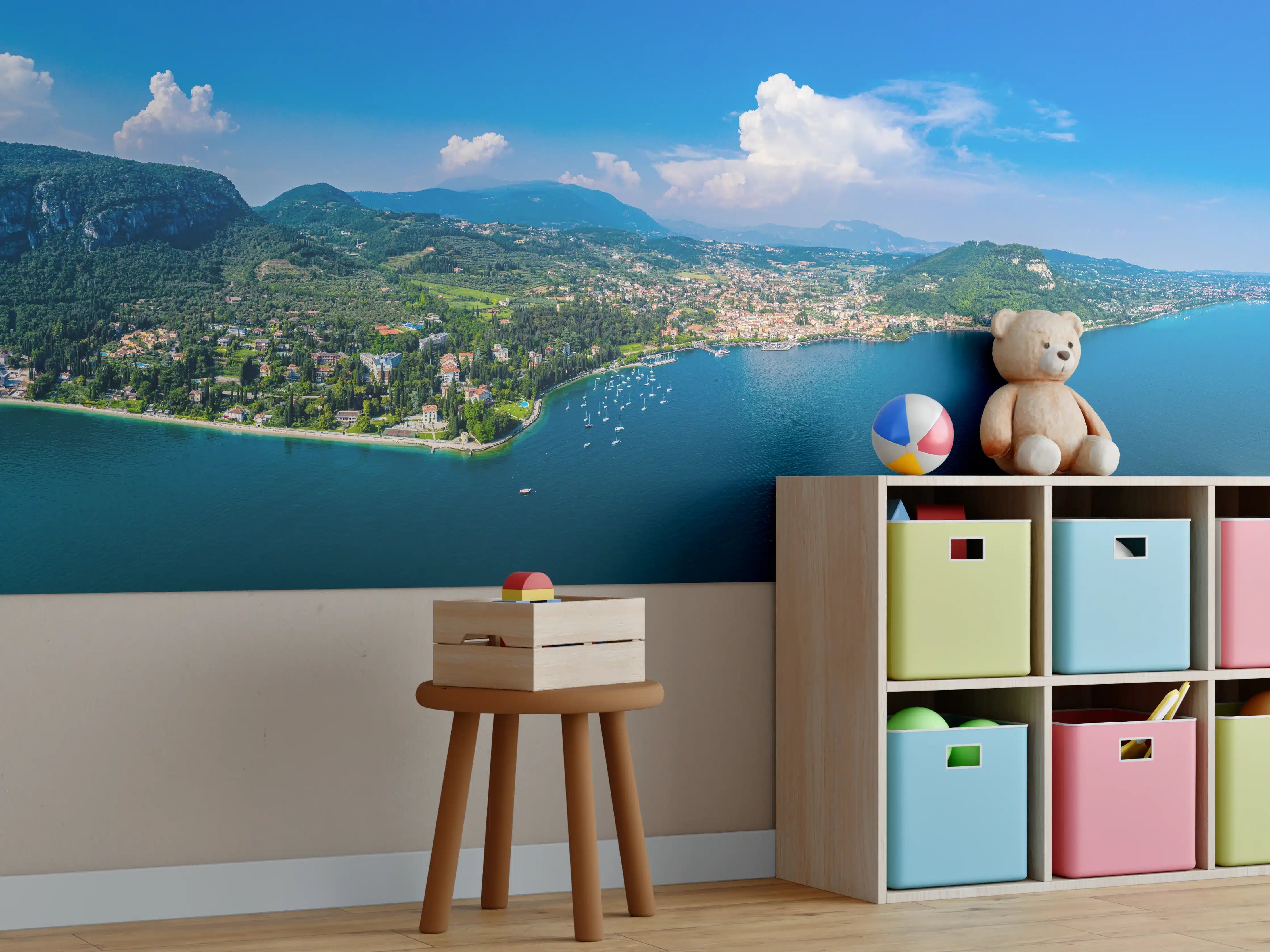 Kinderzimmer Wandgestaltung - Gardasee Panorama Blau-Grün