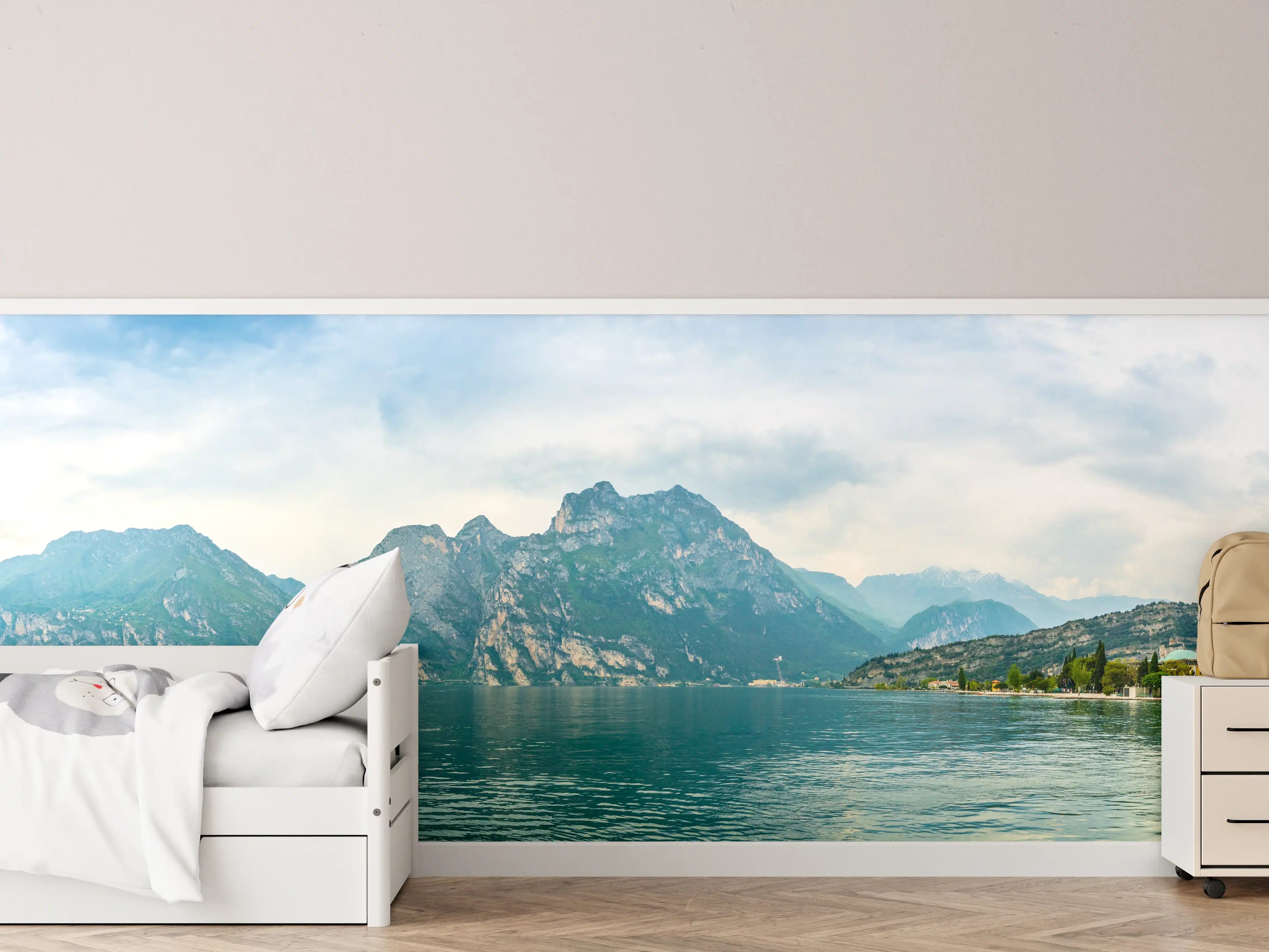 Kinderzimmer Wandgestaltung - Gardasee im Farbenspiel von Himmel und Natur