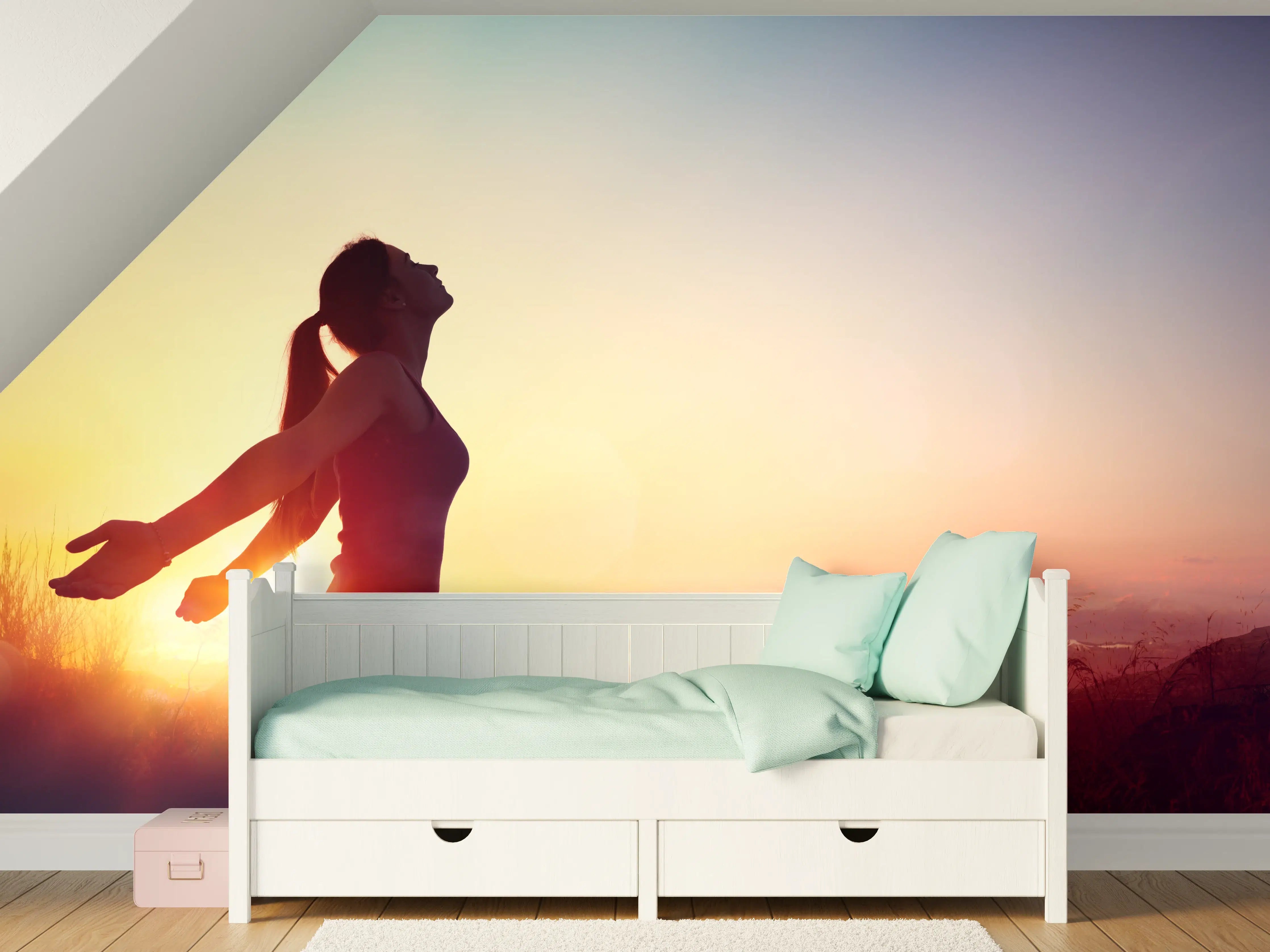 Kinderzimmer Wandgestaltung - Glückliche Frau beim Sonnenuntergang