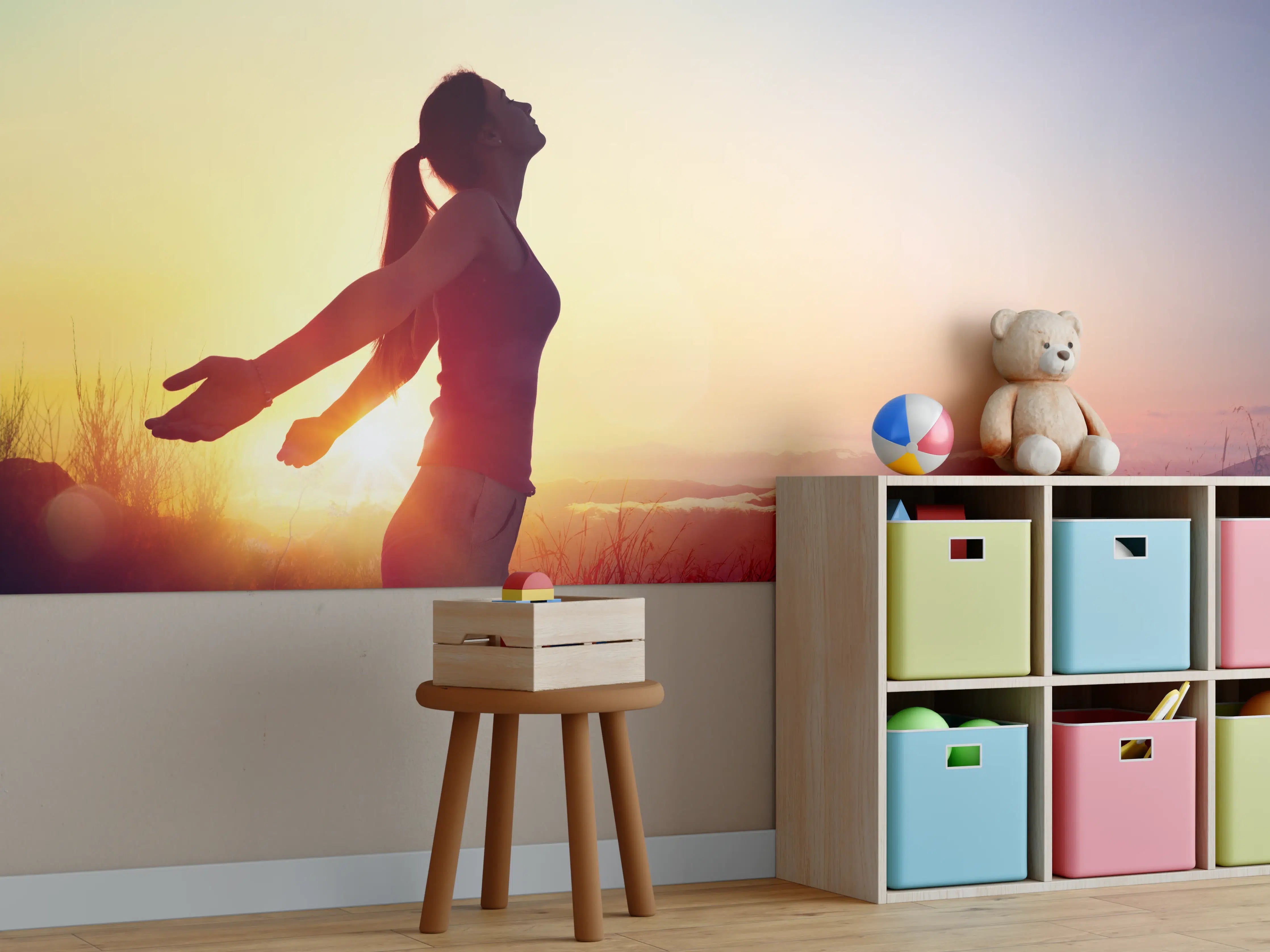 Kinderzimmer Wandgestaltung - Glückliche Frau beim Sonnenuntergang
