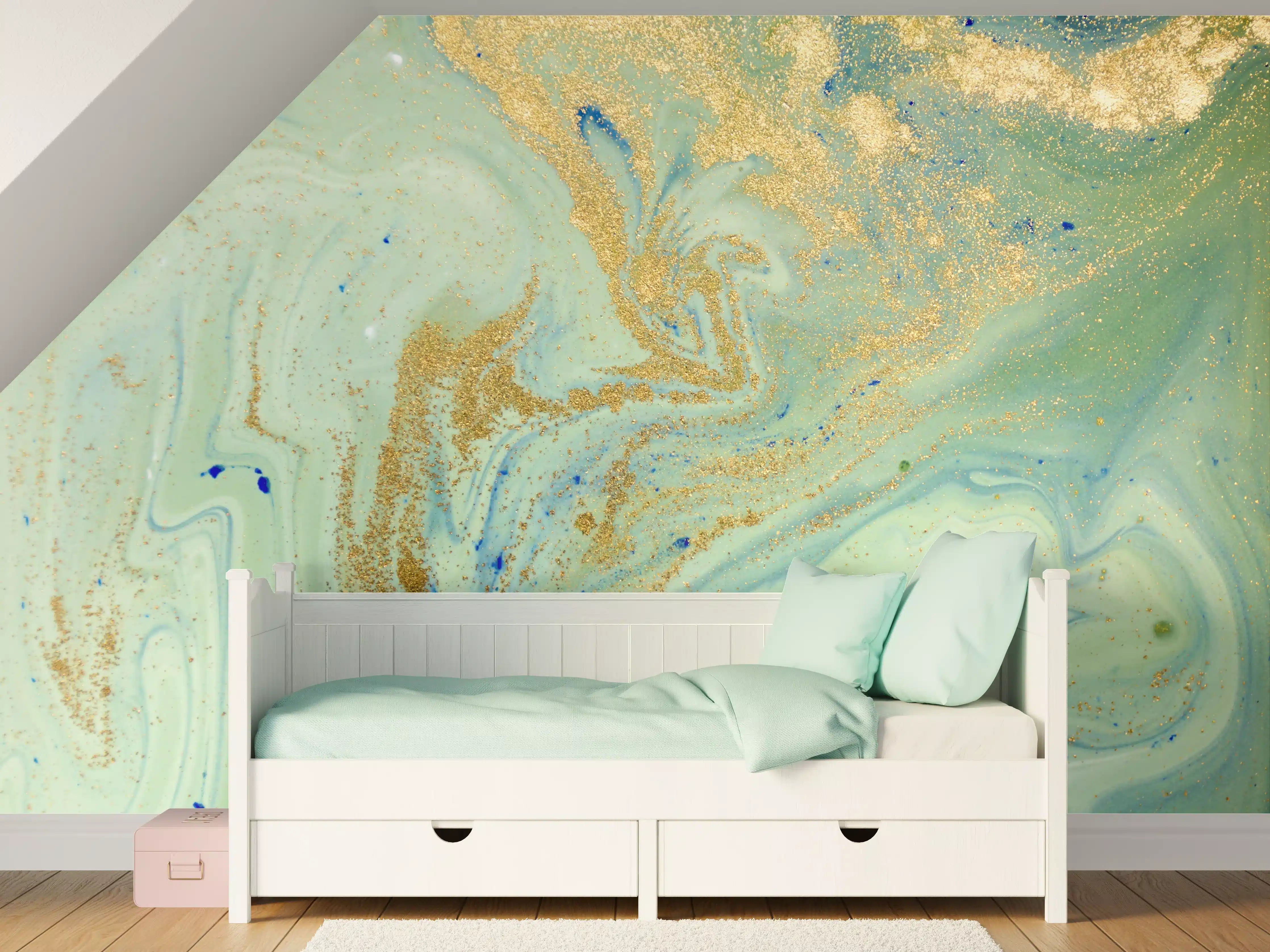 Kinderzimmer Wandgestaltung - Goldene Akzente auf aquarellartigem Hintergrund