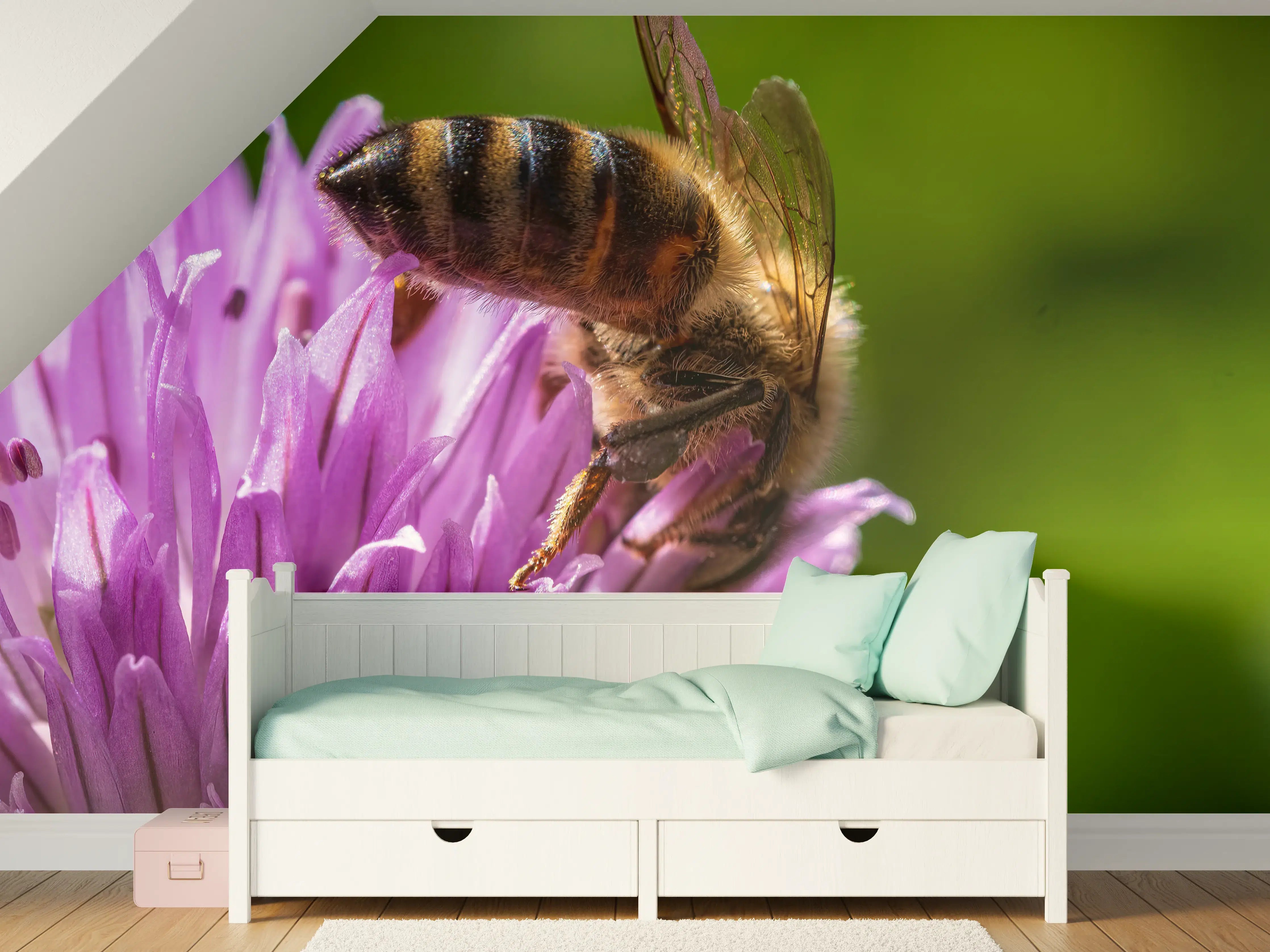 Kinderzimmer Wandgestaltung - Graue Biene auf lila Blüte