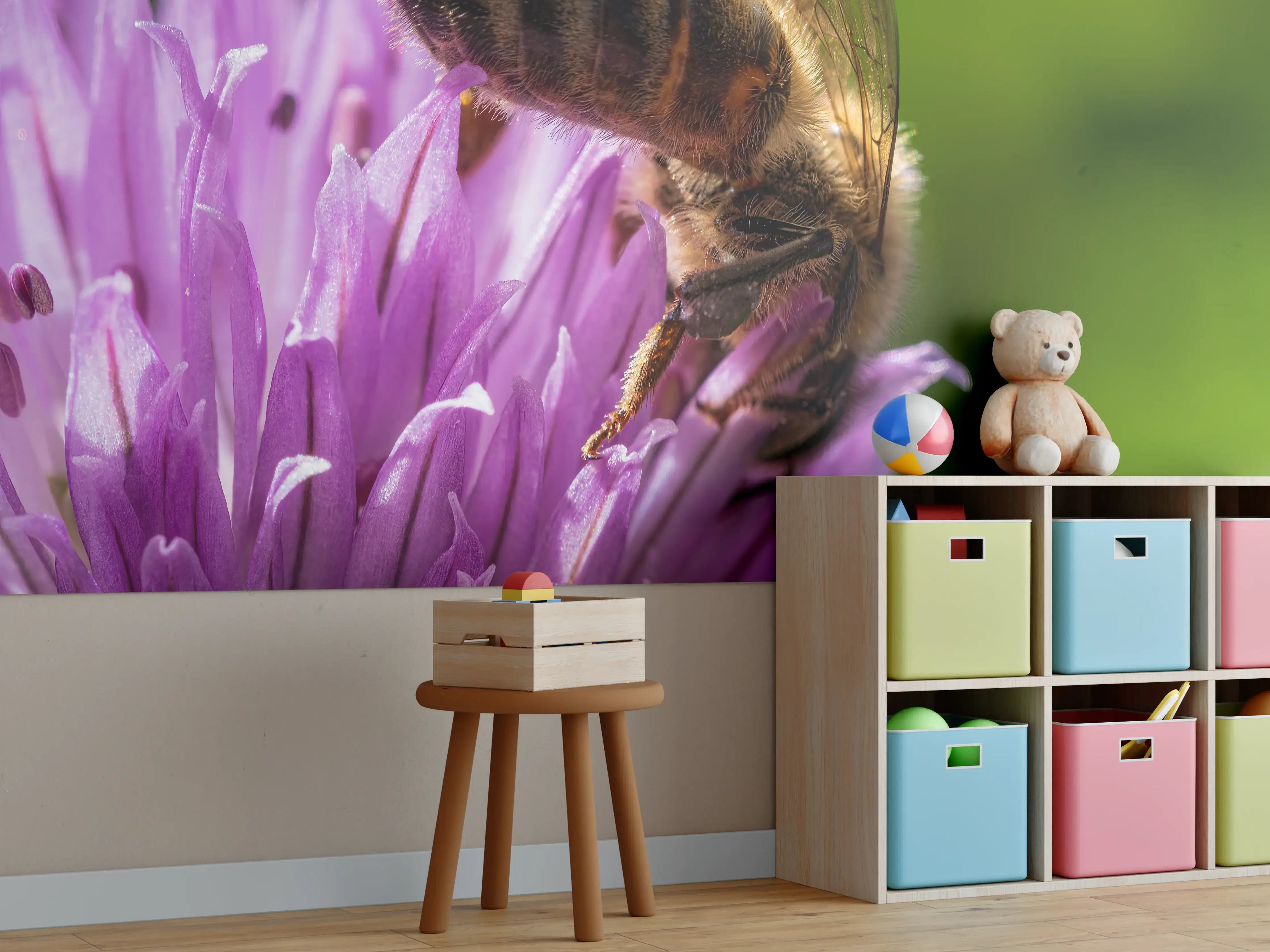 Kinderzimmer Wandgestaltung - Graue Biene auf lila Blüte