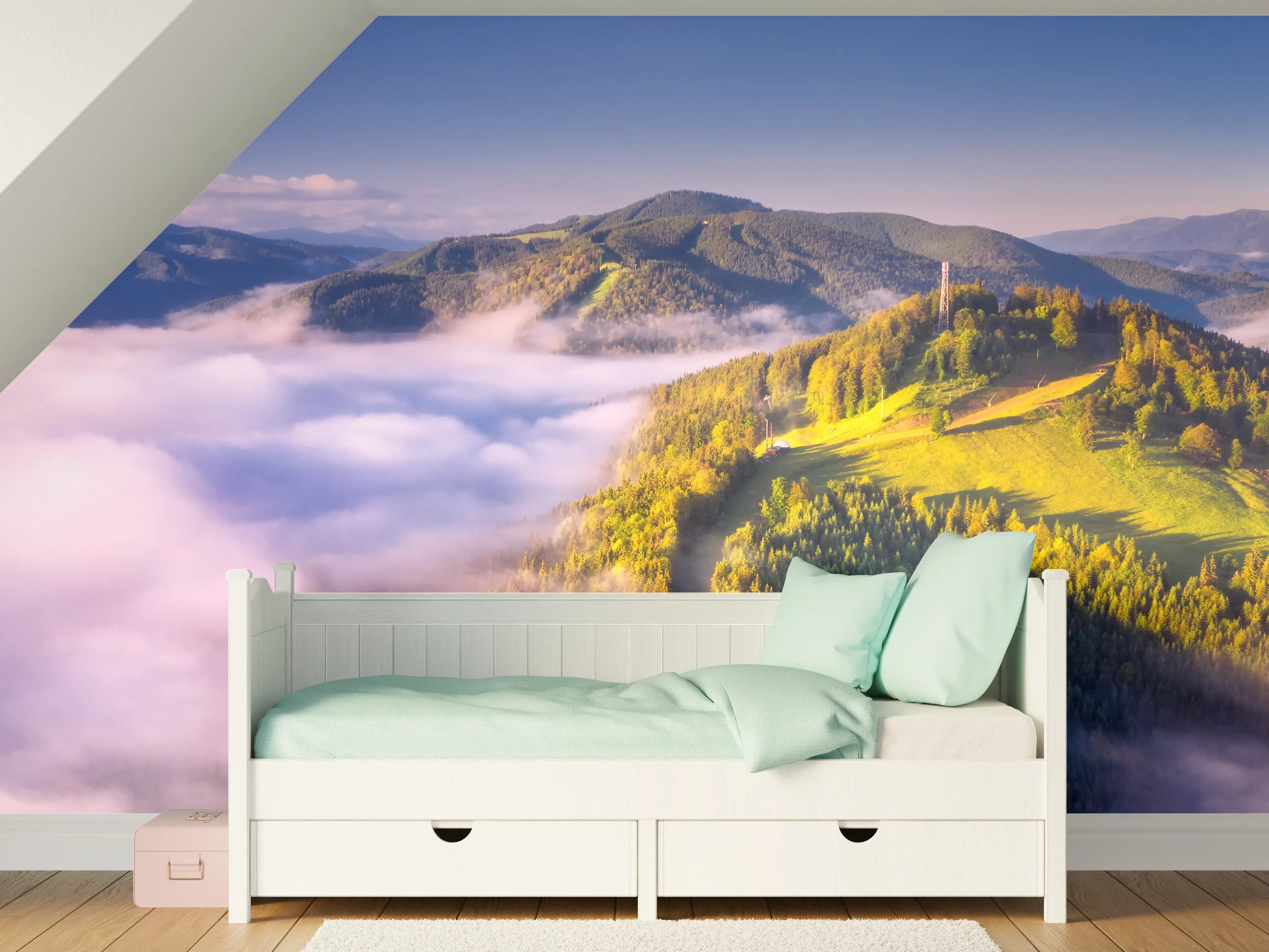 Kinderzimmer Wandgestaltung - Graue Wolken über weißen Gipfeln