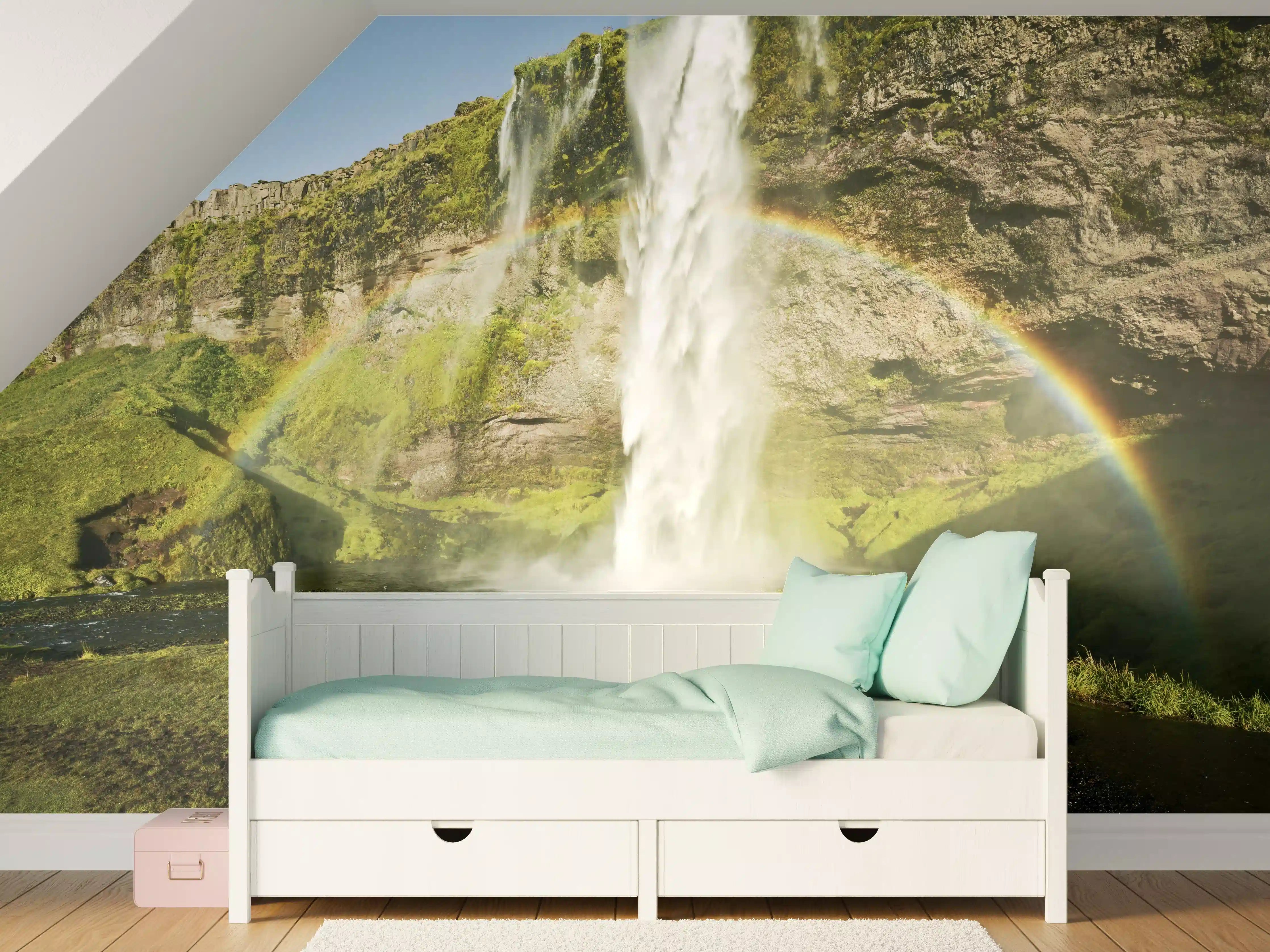 Kinderzimmer Wandgestaltung - Grüne Wasserfall-Landschaft mit Regenbogen