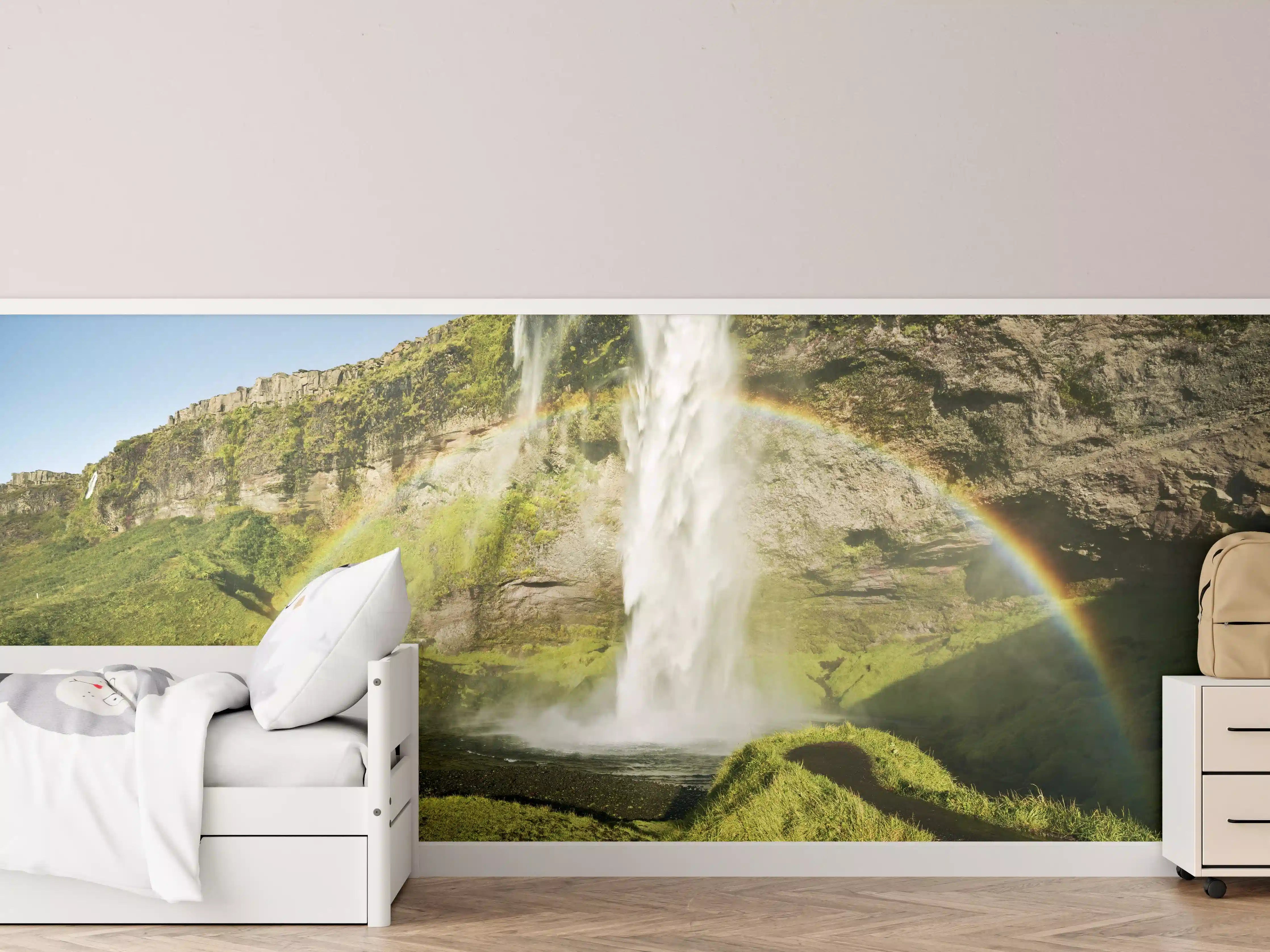 Kinderzimmer Wandgestaltung - Grüne Wasserfall-Landschaft mit Regenbogen