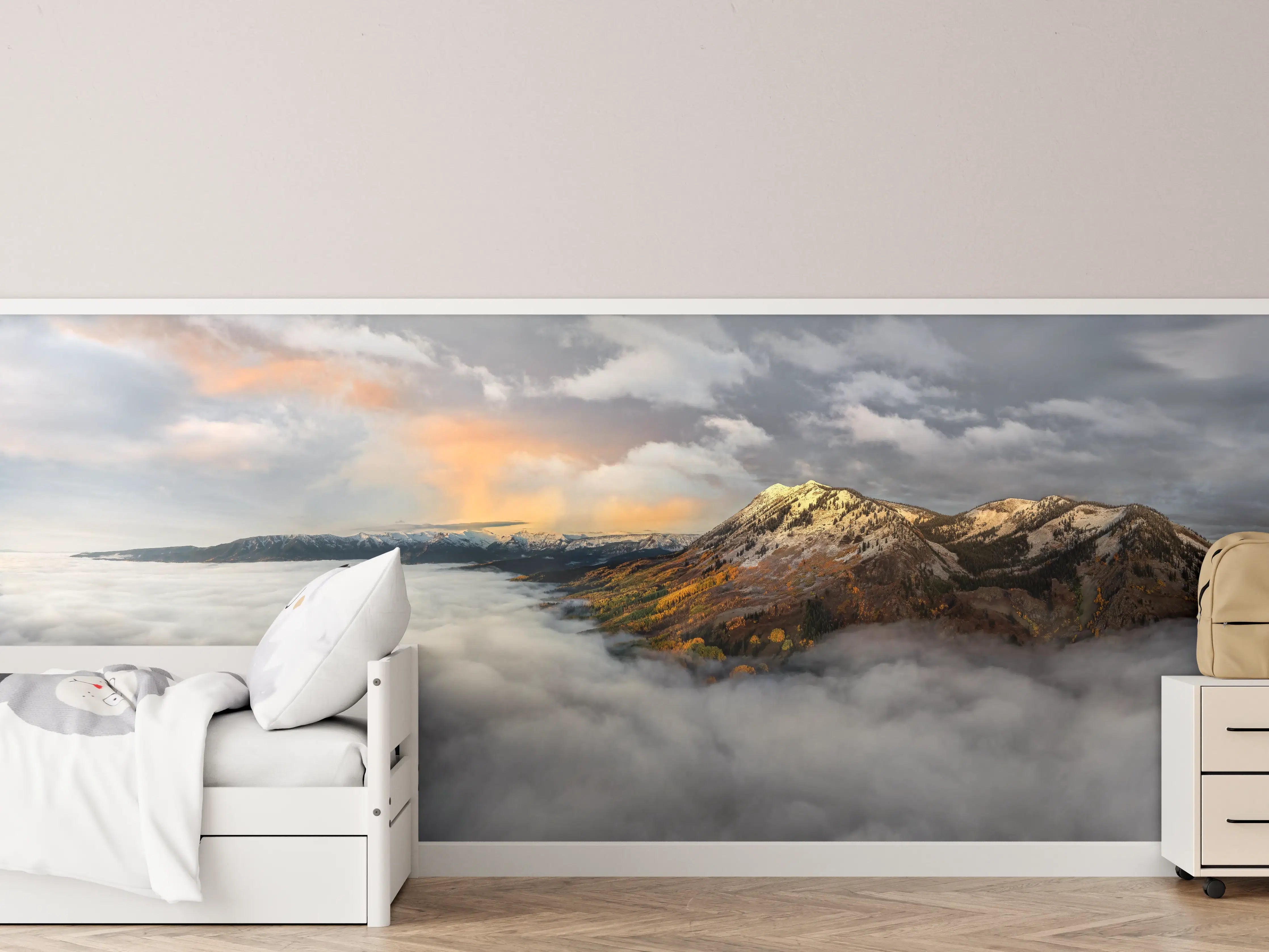 Kinderzimmer Wandgestaltung - Herbstliche Berglandschaft Nebel