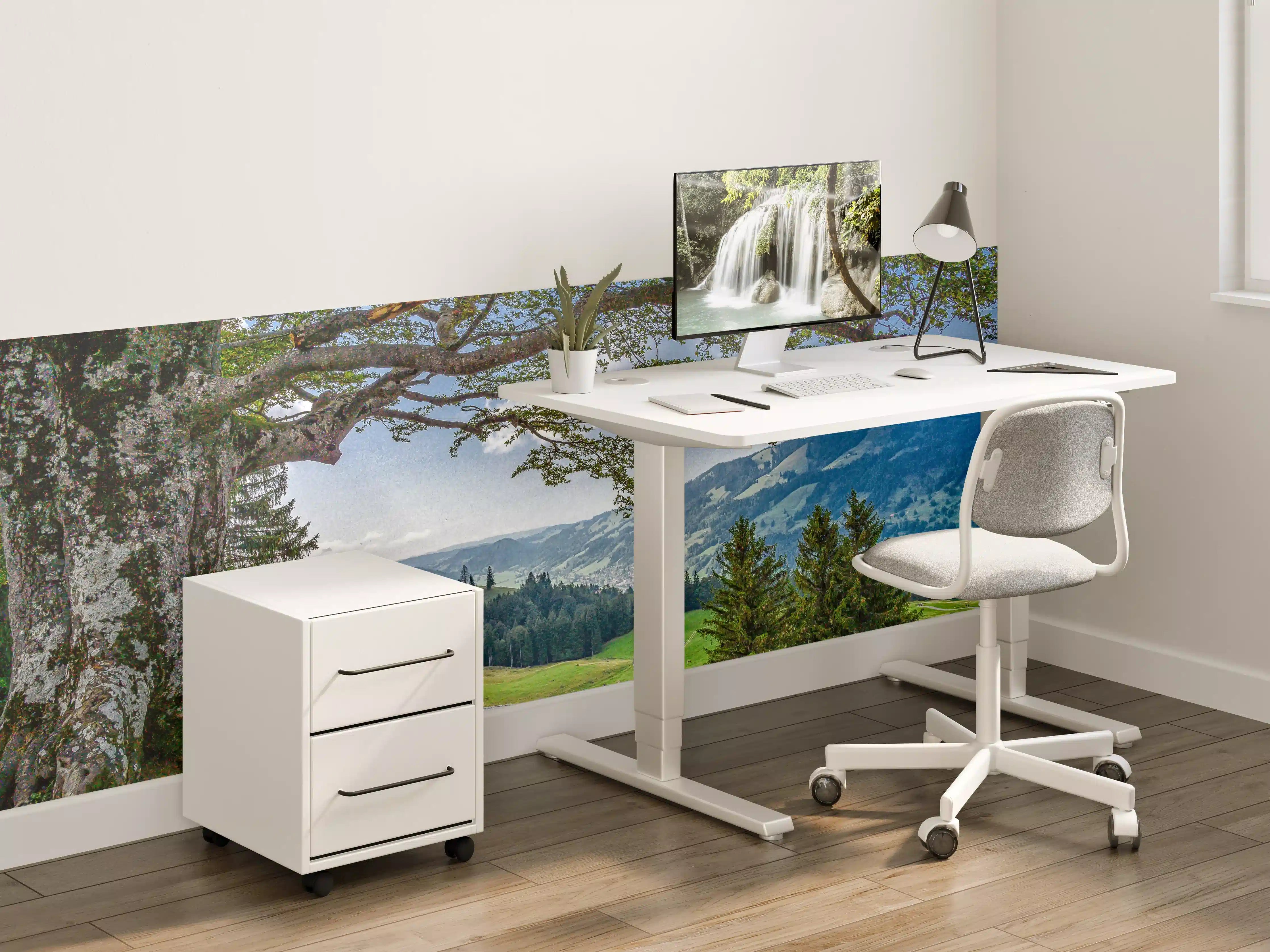 Kinderzimmer Wandgestaltung - Idyllische Baum & Berglandschaft