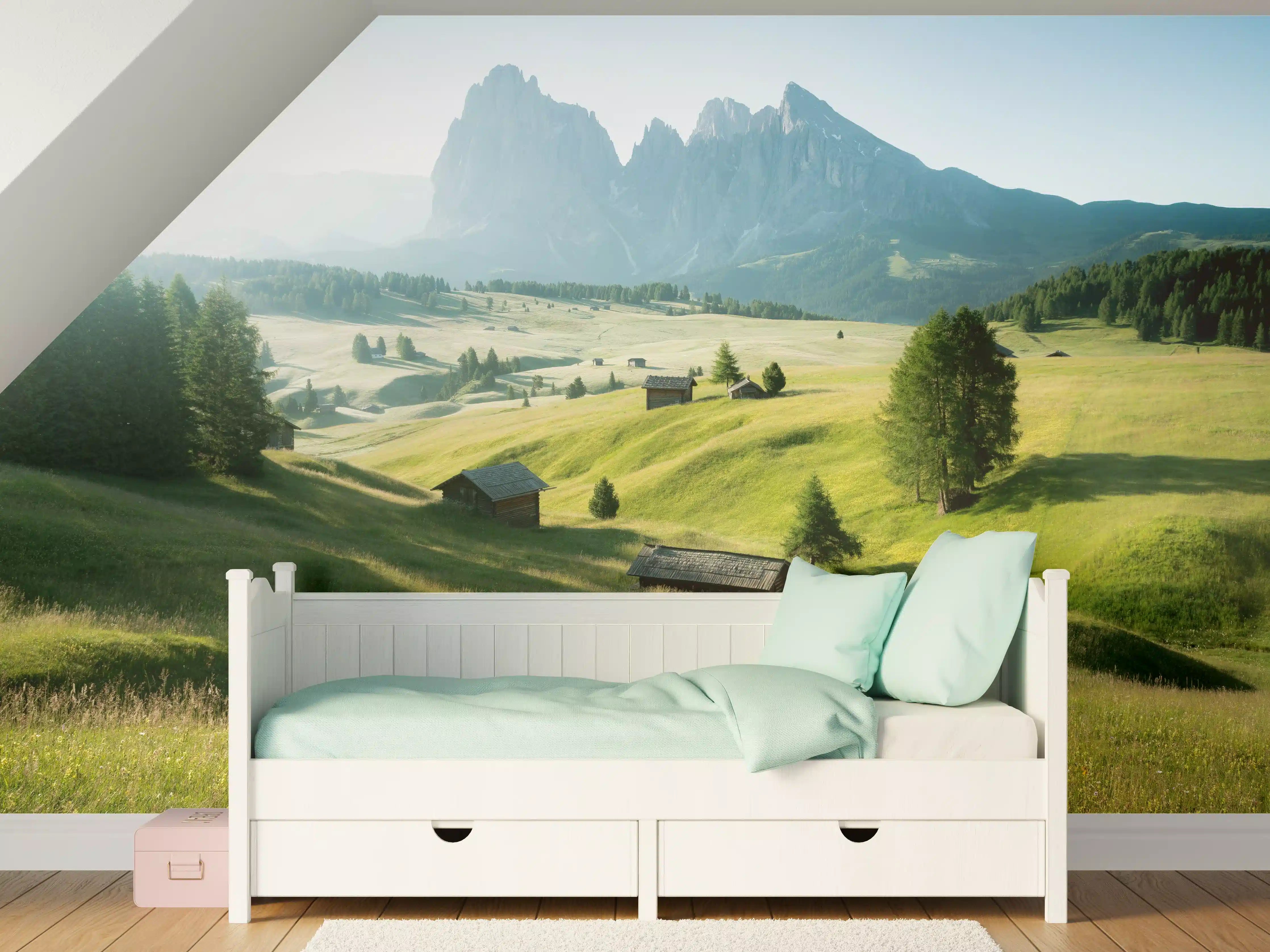 Kinderzimmer Wandgestaltung - Idyllische Berglandschaft mit grünen Hügeln