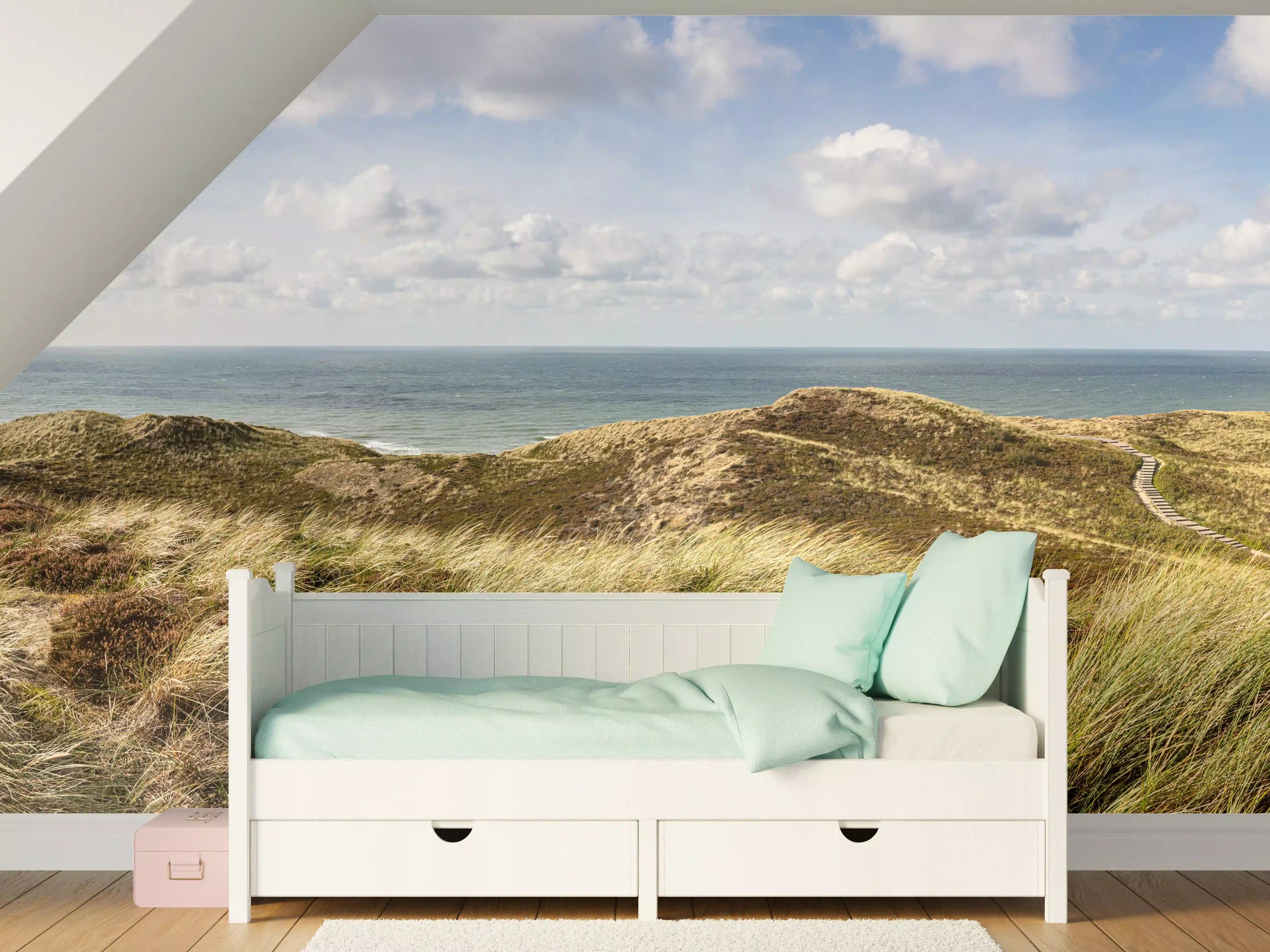 Kinderzimmer Wandgestaltung - Idyllische Küstenlandschaft mit sanften Hügeln