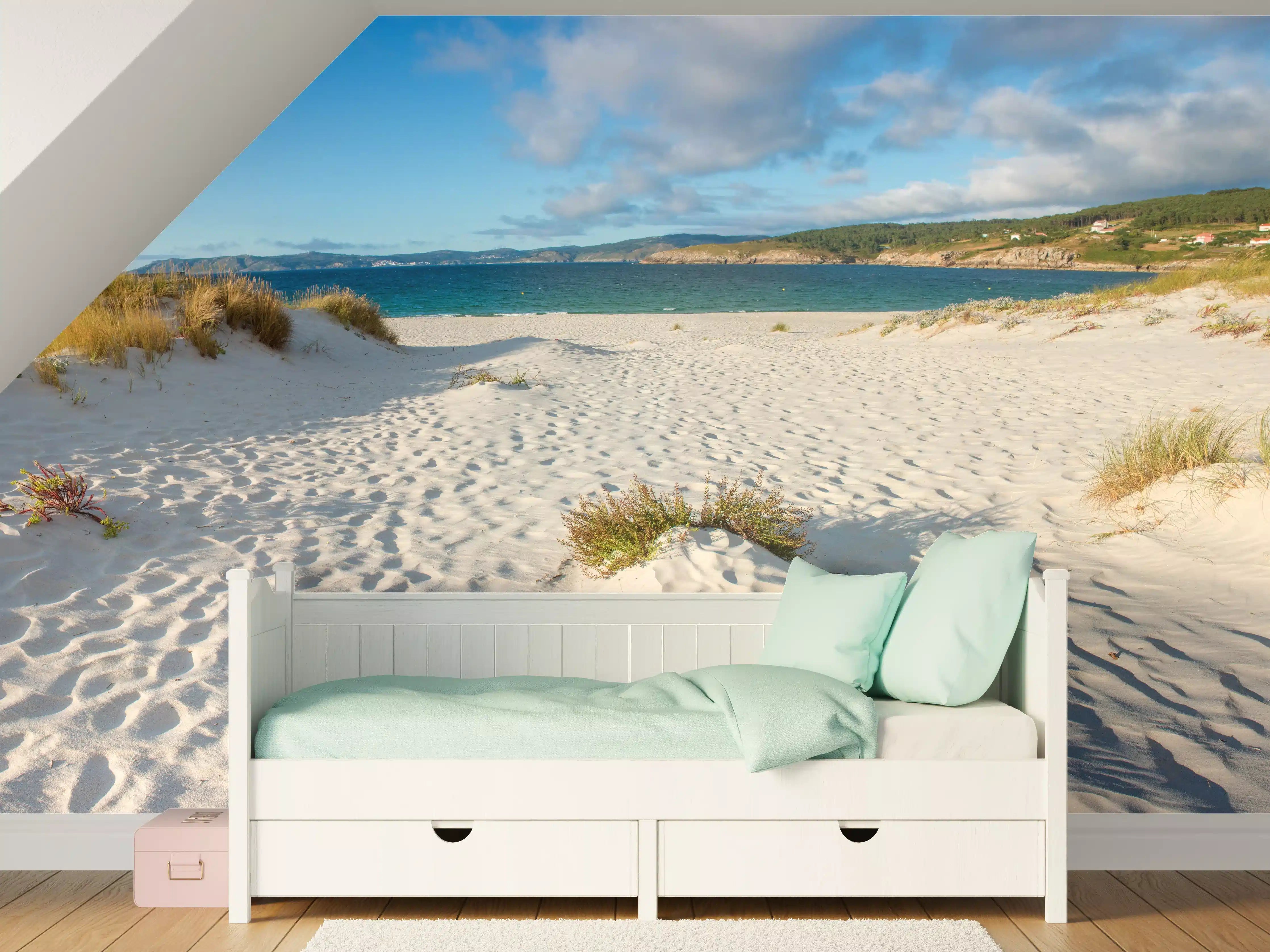 Kinderzimmer Wandgestaltung - Idyllische Strandlandschaft im sanften Weiß-Blau