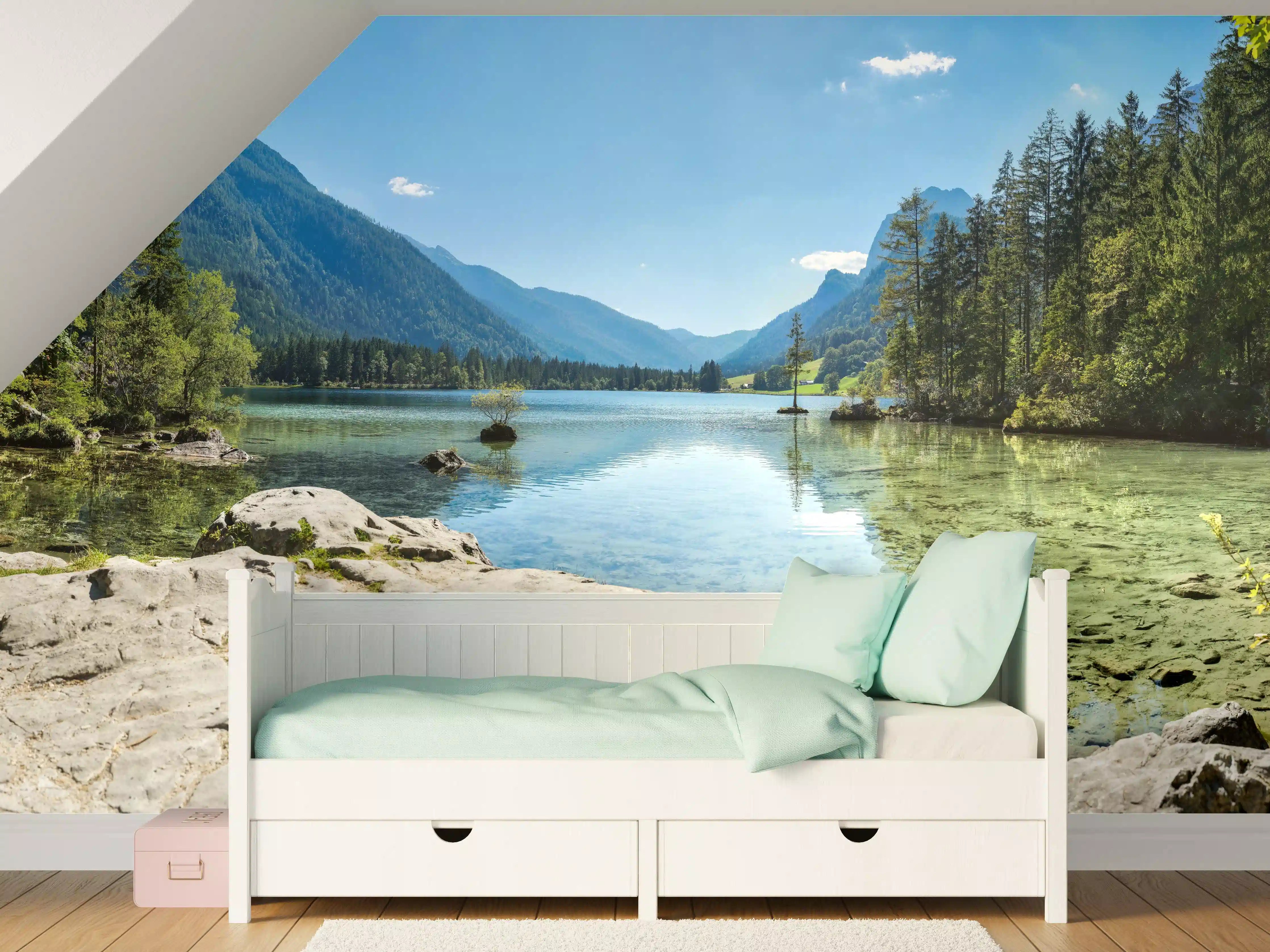 Kinderzimmer Wandgestaltung - Idyllischer Bergsee inmitten von Wäldern
