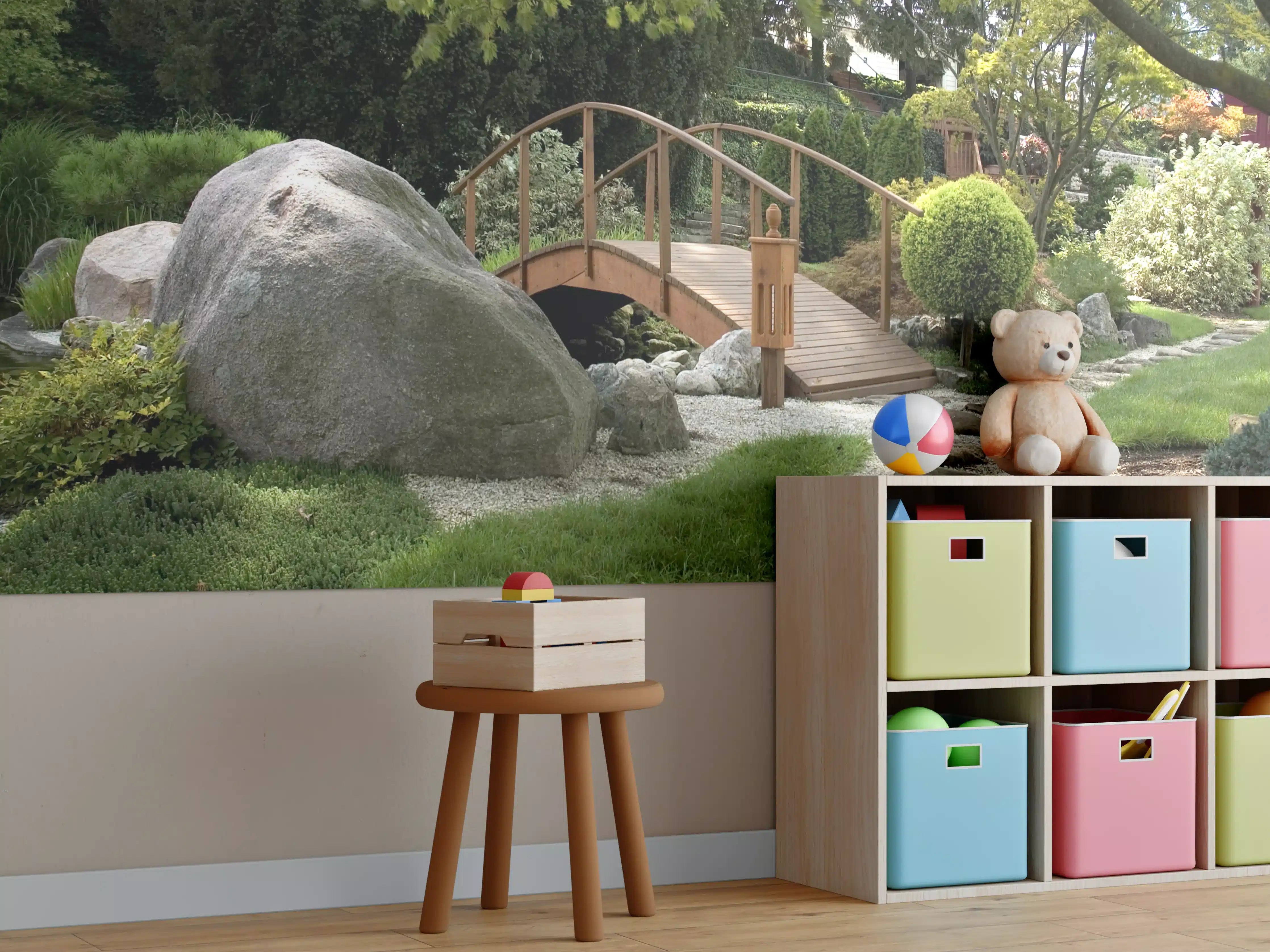 Kinderzimmer Wandgestaltung - Idyllischer Garten mit kleine Brücke und Natursteinweg
