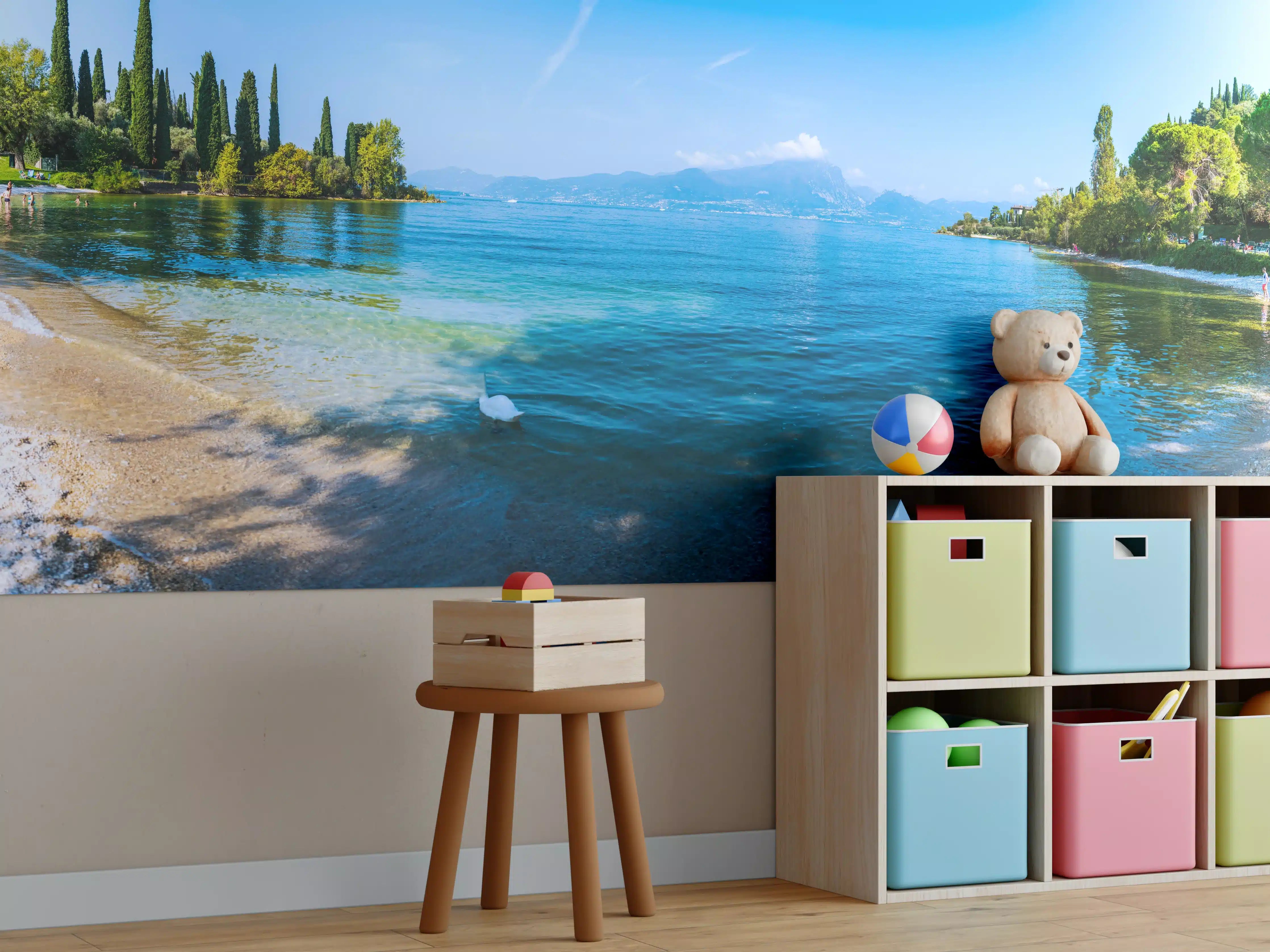 Kinderzimmer Wandgestaltung - Idyllischer See mit Ufer und Panorama