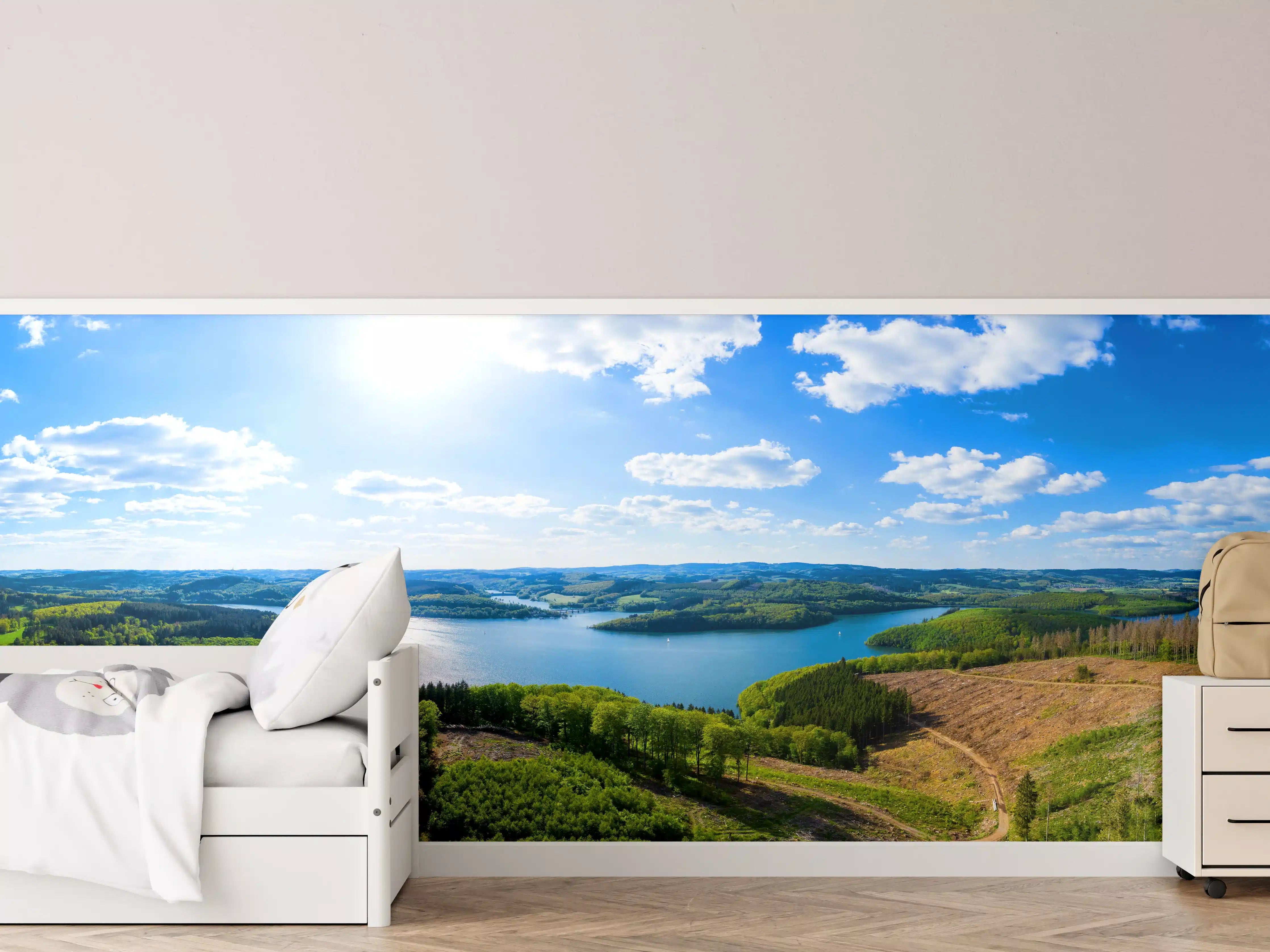Kinderzimmer Wandgestaltung - Idyllischer See vor grünen Hügeln