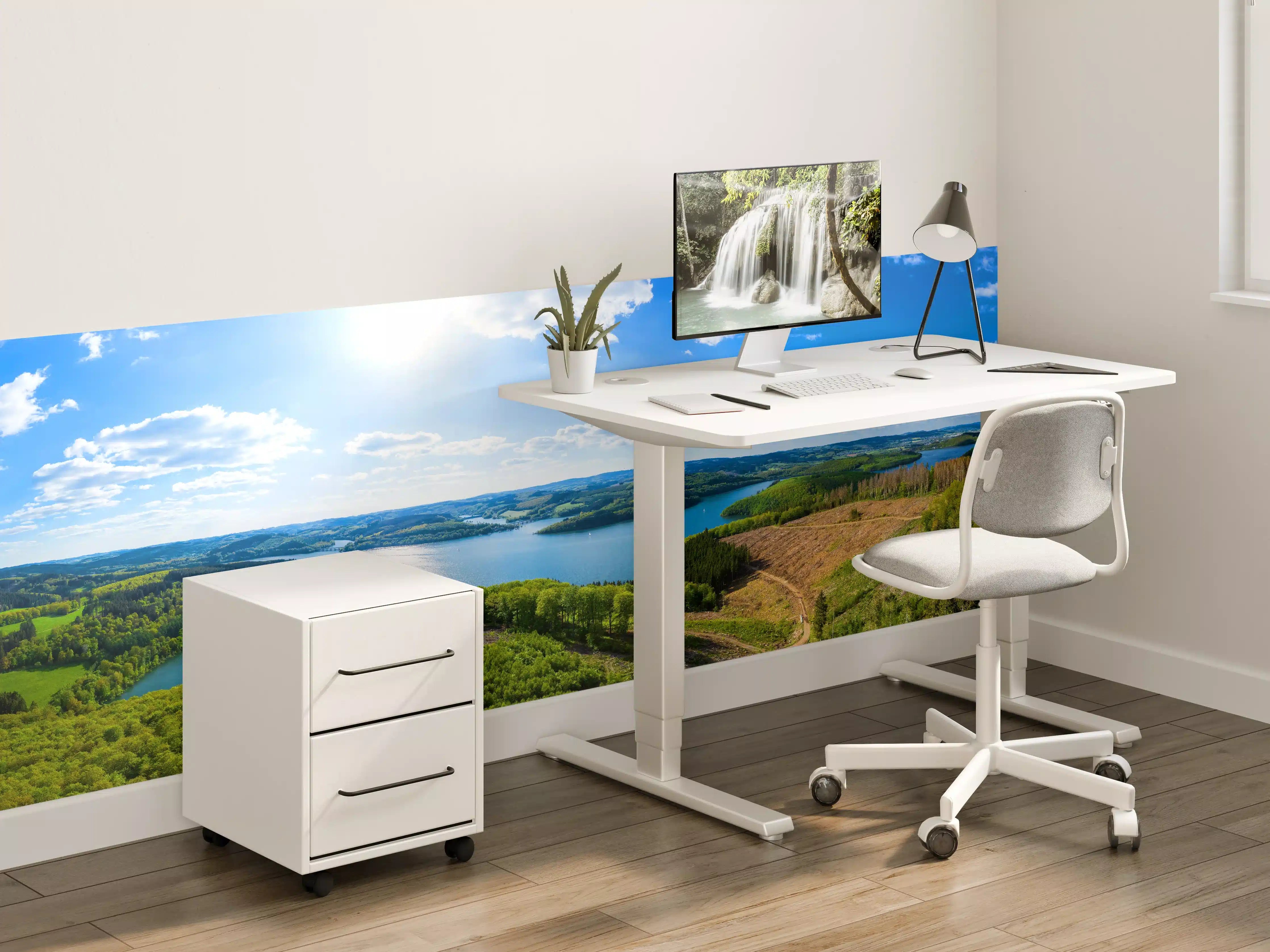 Kinderzimmer Wandgestaltung - Idyllischer See vor grünen Hügeln