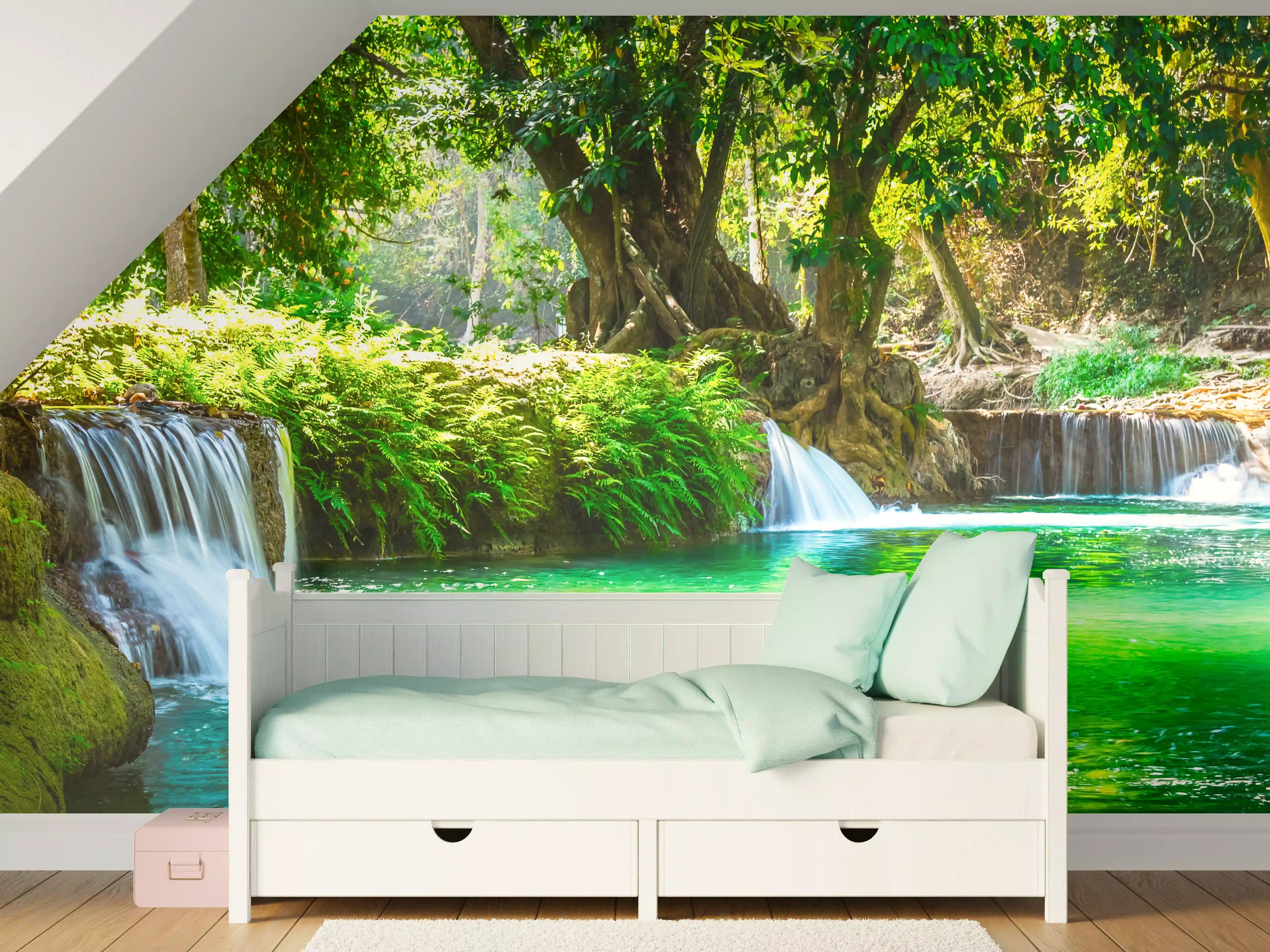 Kinderzimmer Wandgestaltung - Idyllischer Wasserfall in grünem Wald