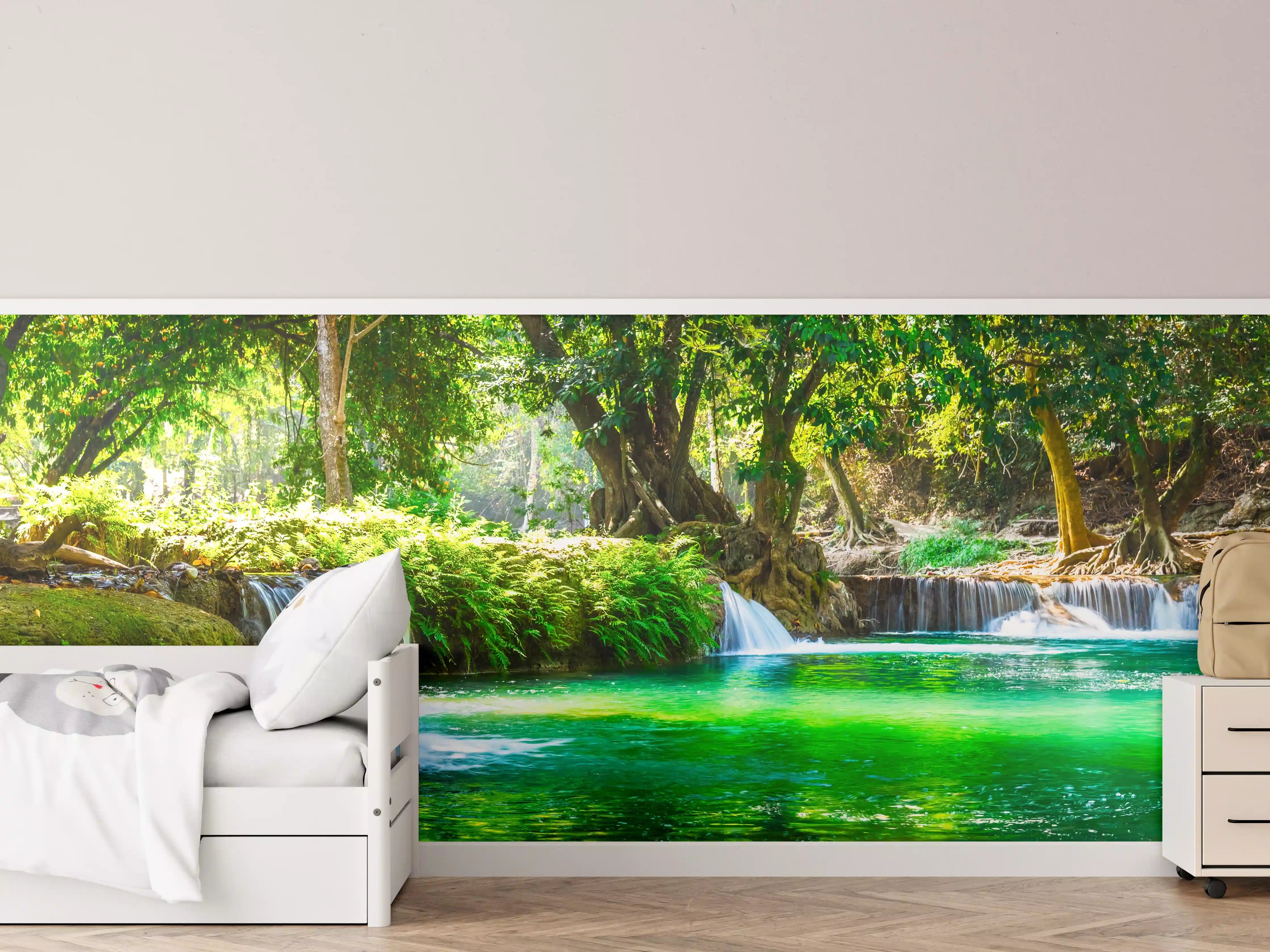Kinderzimmer Wandgestaltung - Idyllischer Wasserfall in grünem Wald
