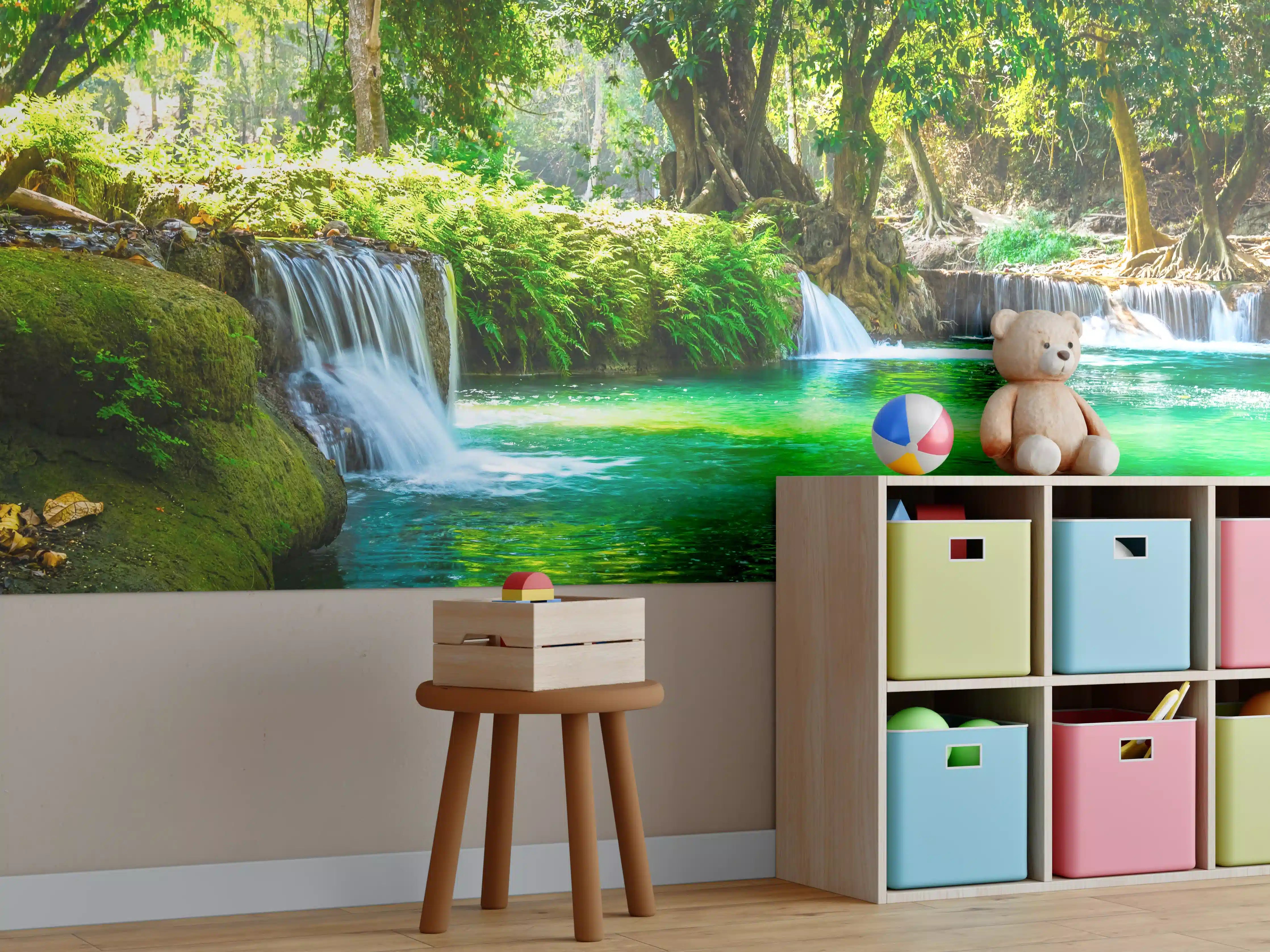 Kinderzimmer Wandgestaltung - Idyllischer Wasserfall in grünem Wald