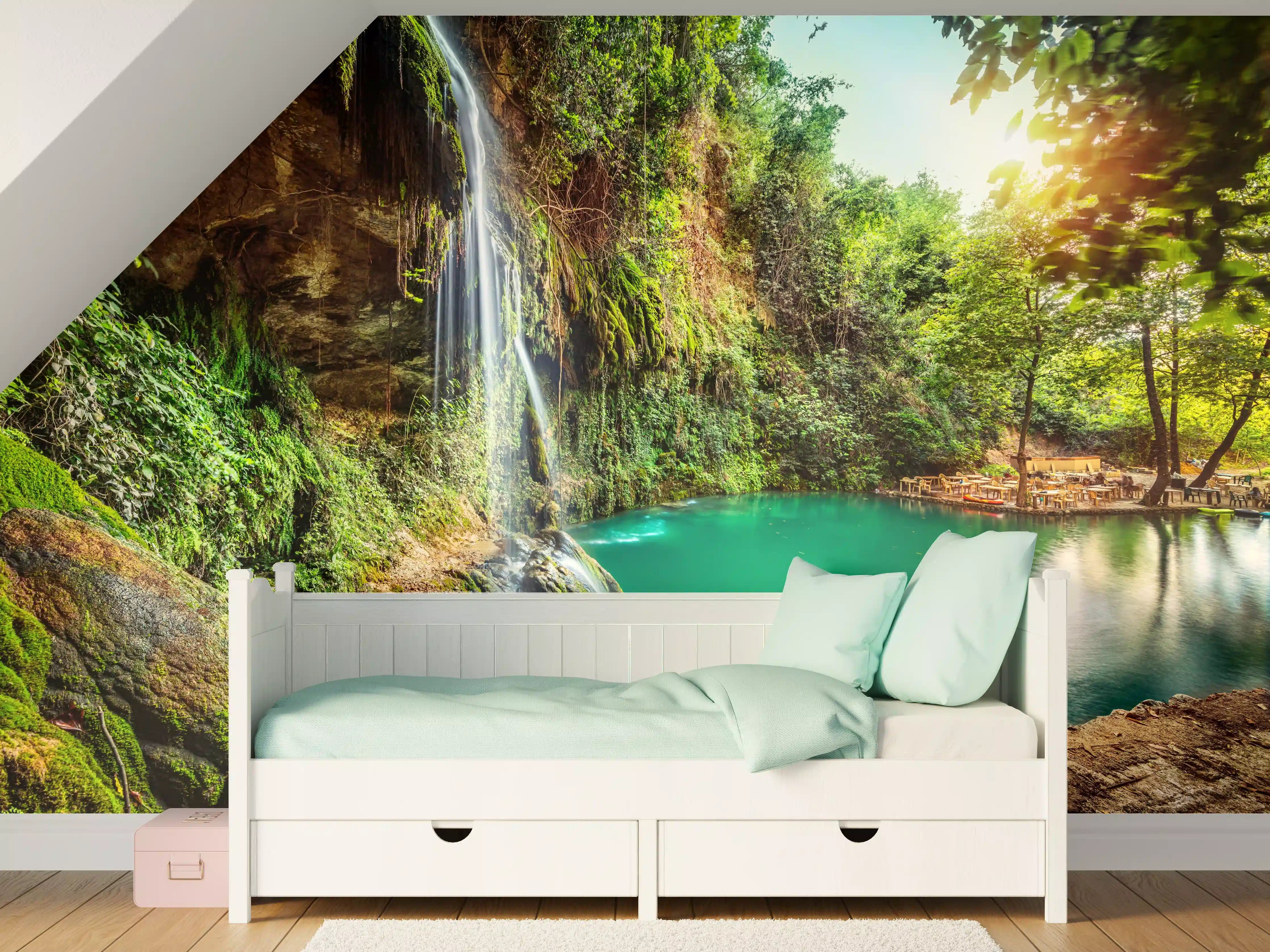 Kinderzimmer Wandgestaltung - Kaskade mit klarem Bach im Libanon
