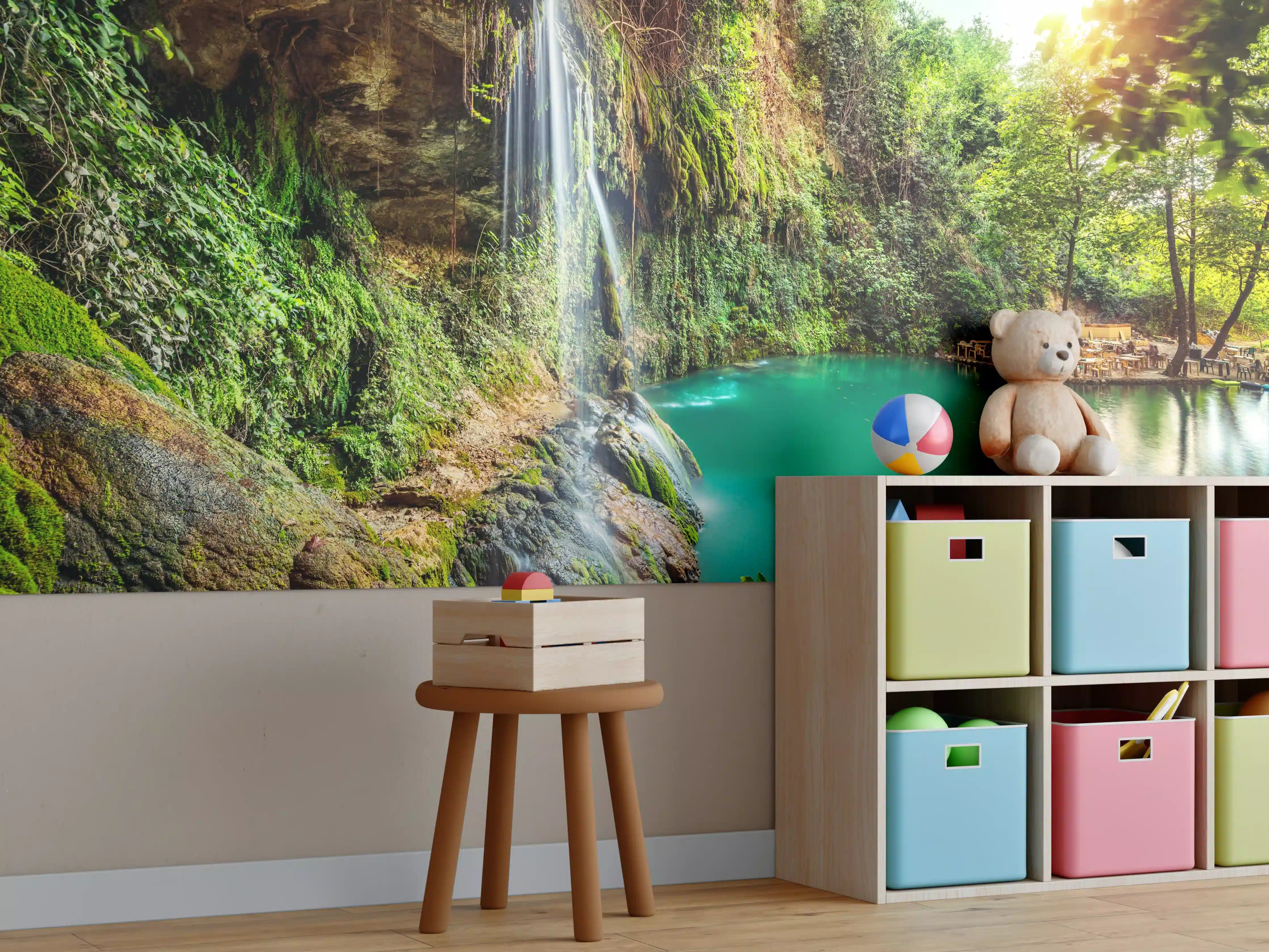 Kinderzimmer Wandgestaltung - Kaskade mit klarem Bach im Libanon