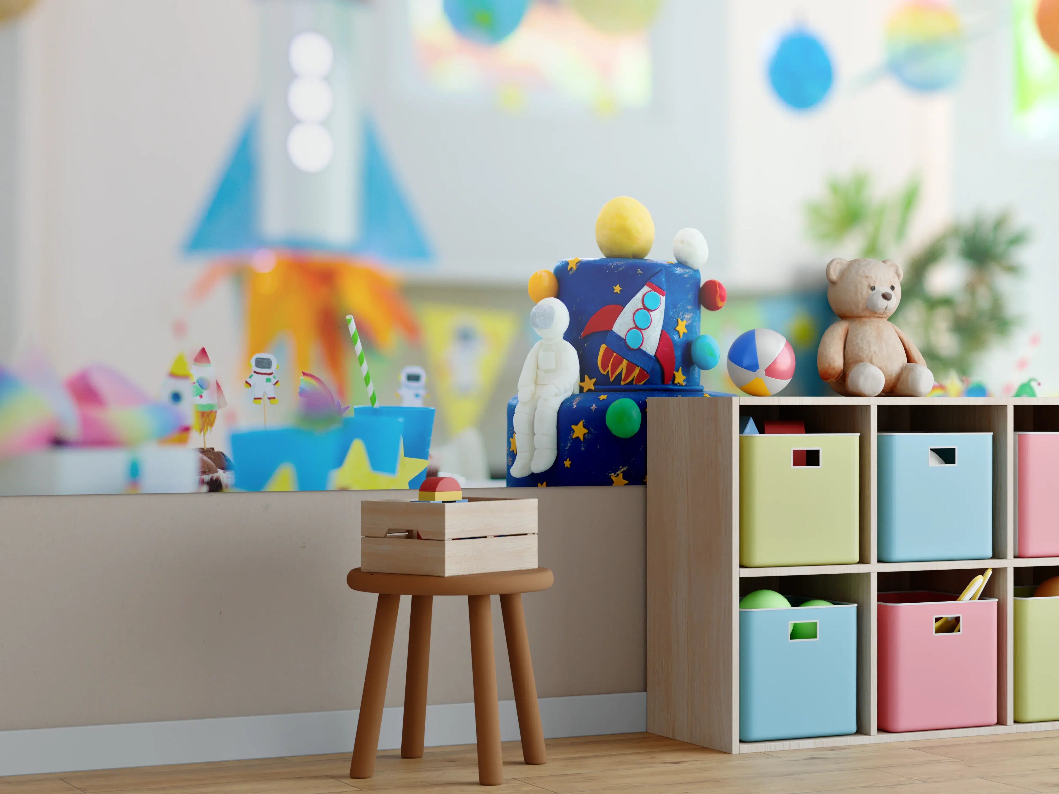 Kinderzimmer Wandgestaltung - Kindergeburtstagsfeier zum Thema Weltraum mit Kuchen.