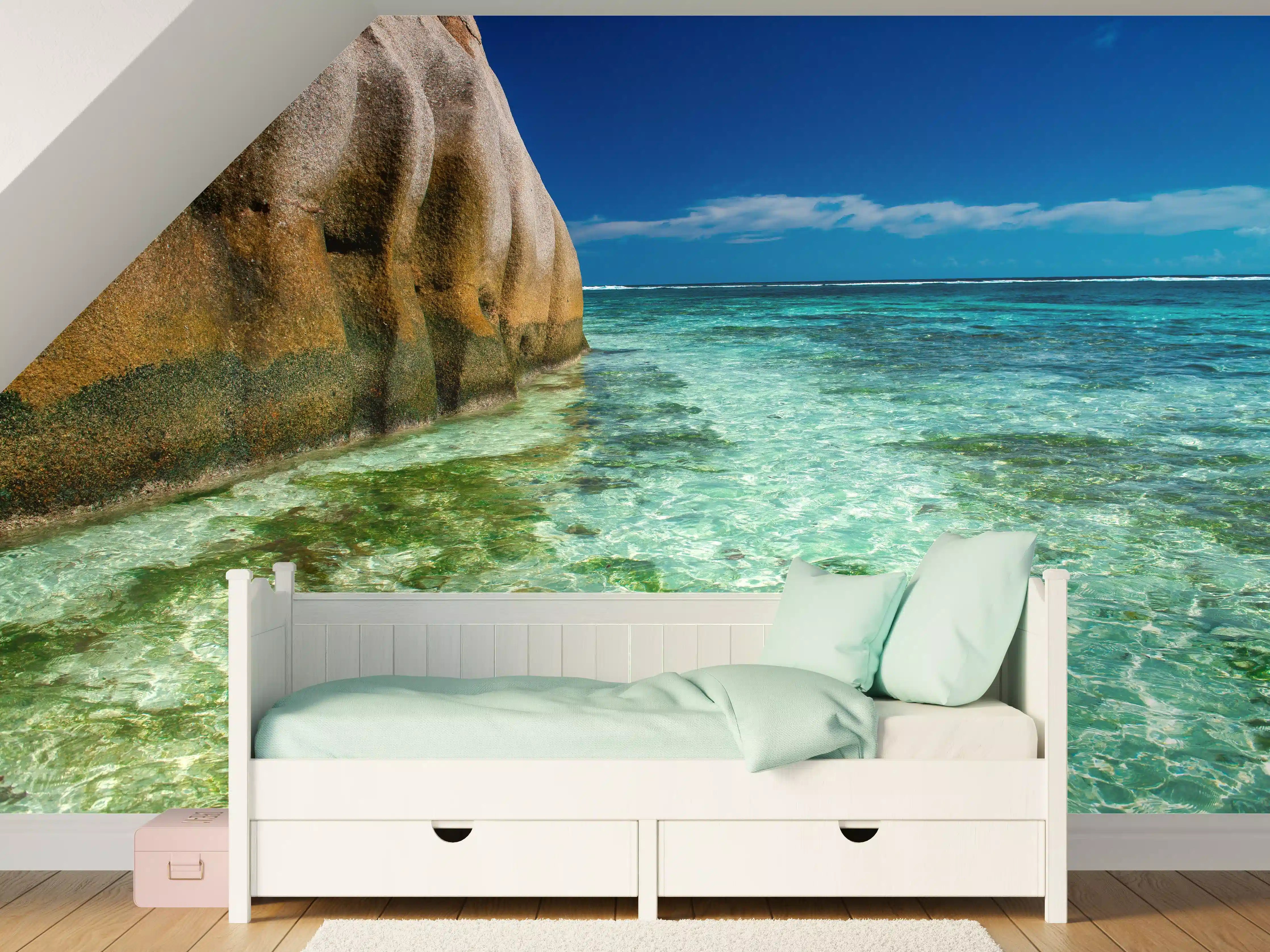 Kinderzimmer Wandgestaltung - Kristallklares Wasser und Felsenküste