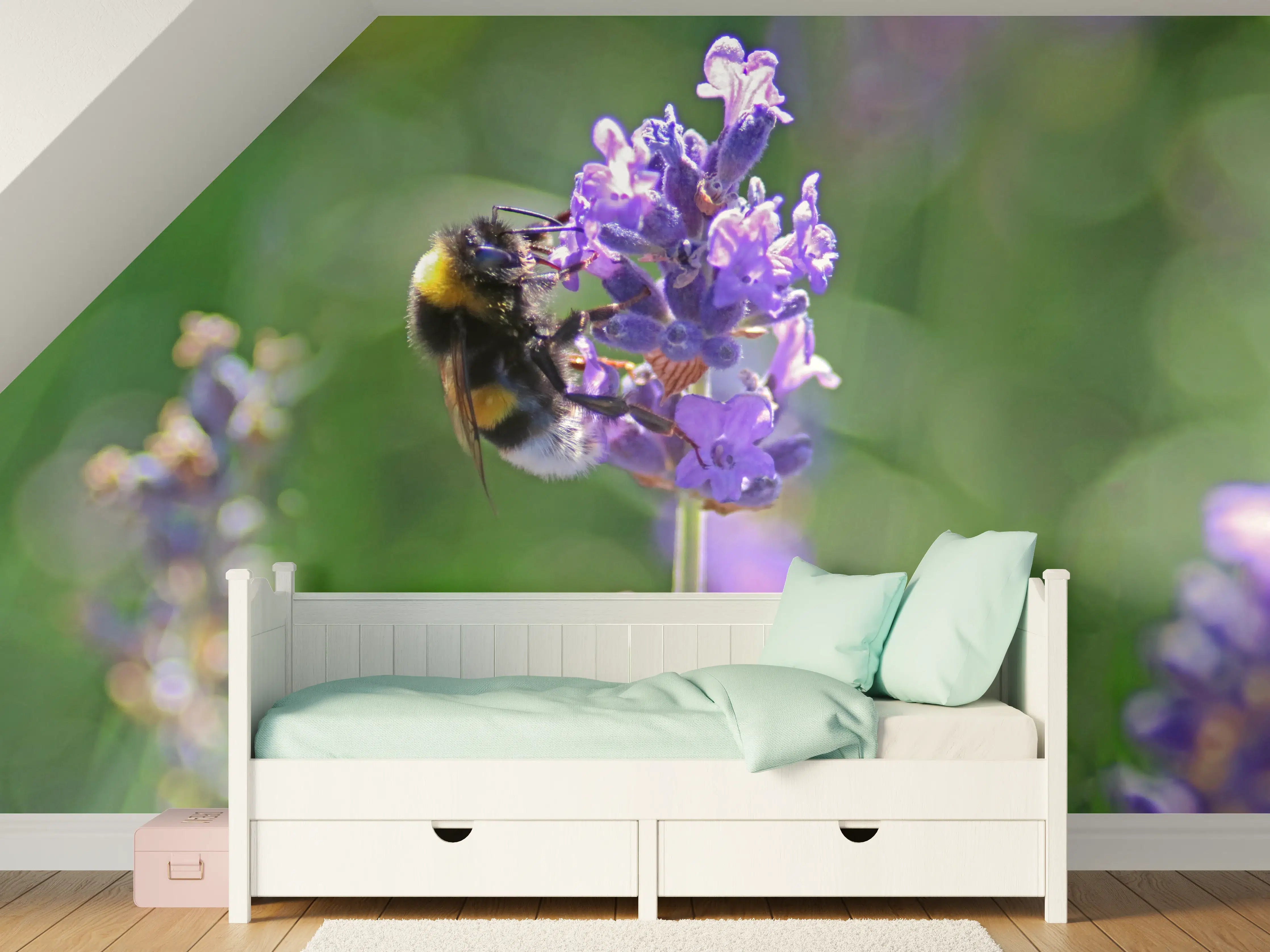 Kinderzimmer Wandgestaltung - Lavendelblüten mit Hummeln