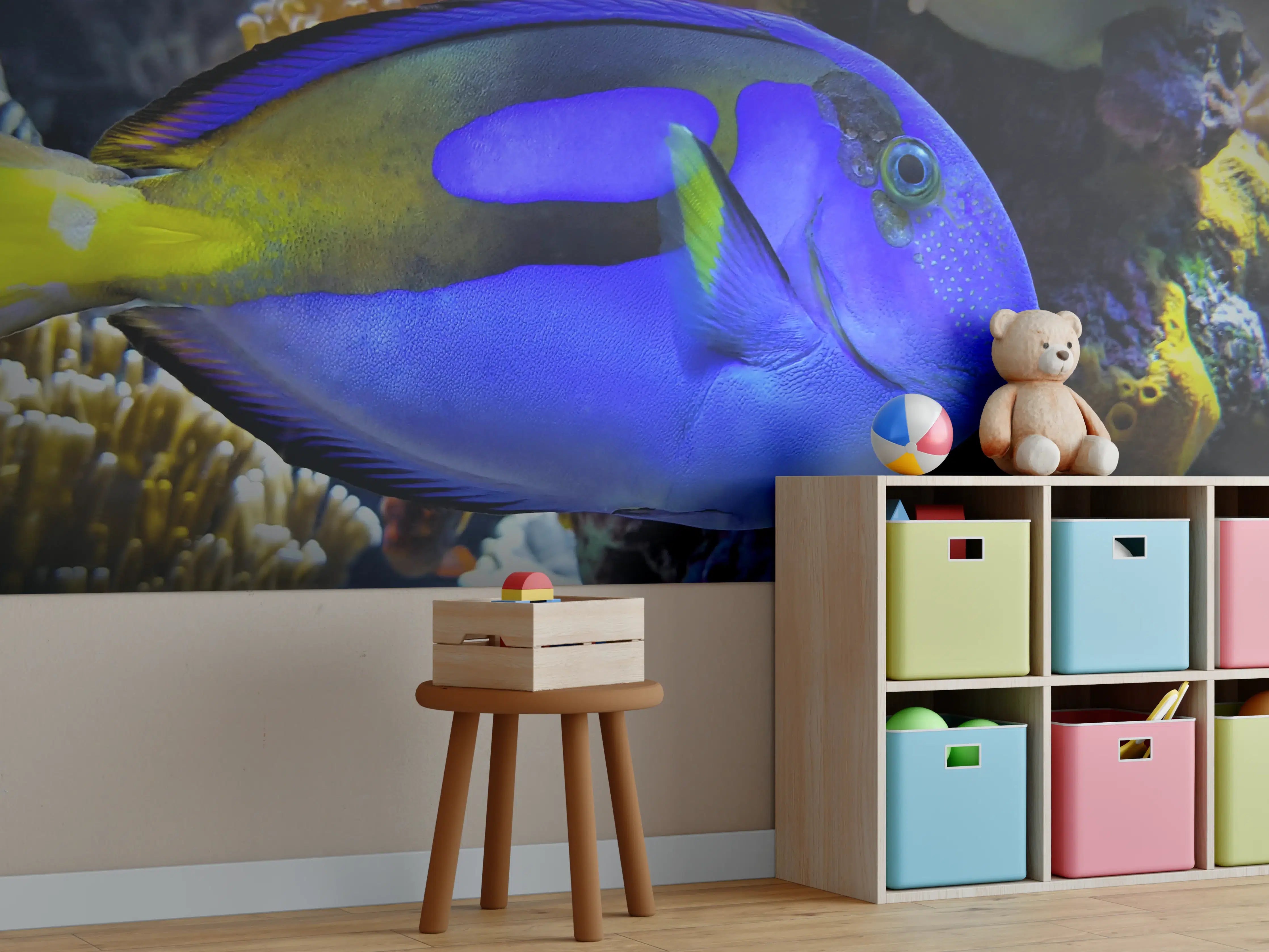 Kinderzimmer Wandgestaltung - Leuchtender blauer Fisch unter Wasser