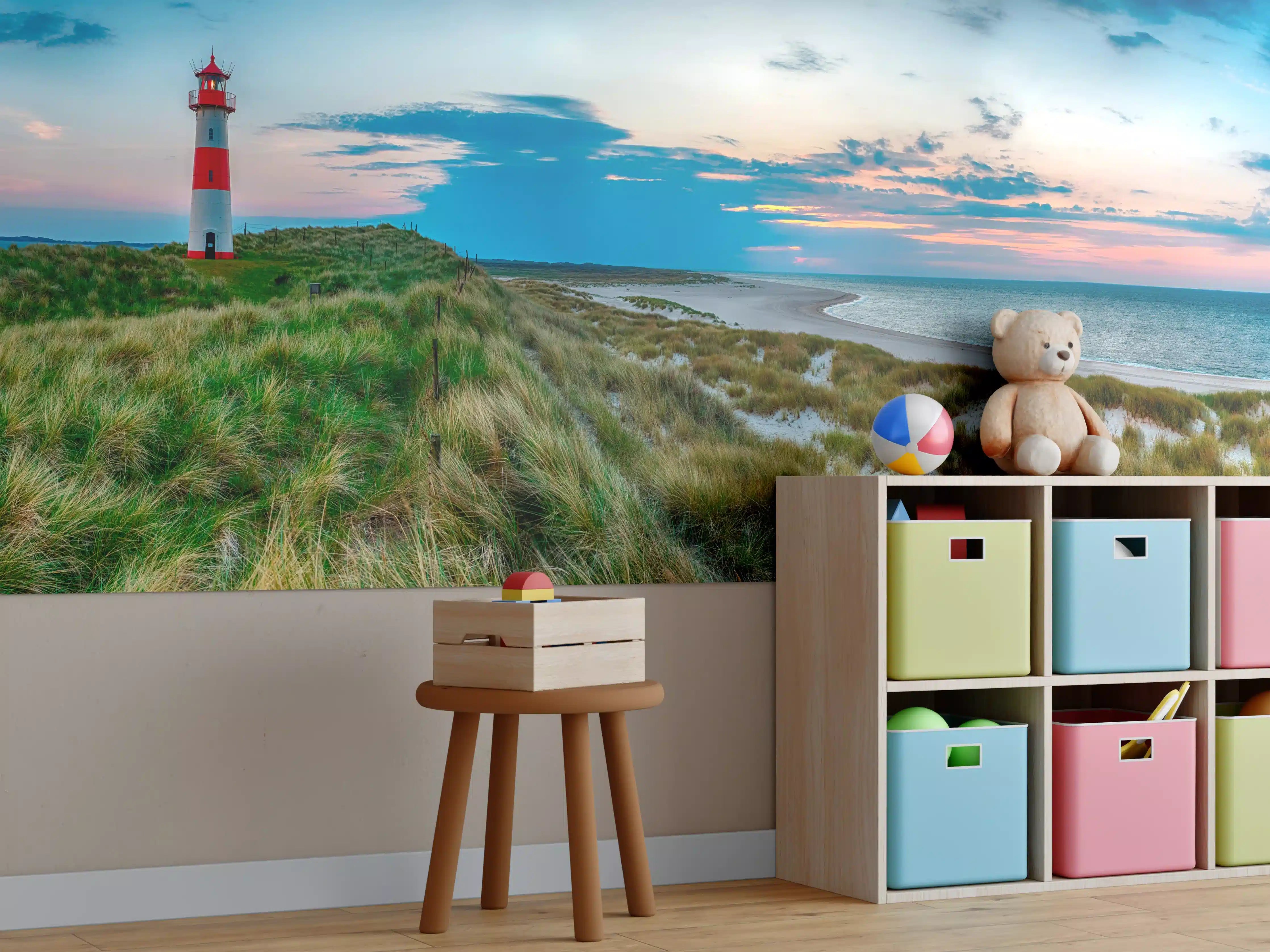 Kinderzimmer Wandgestaltung - Leuchtturm am Strand bei Sonnenuntergang