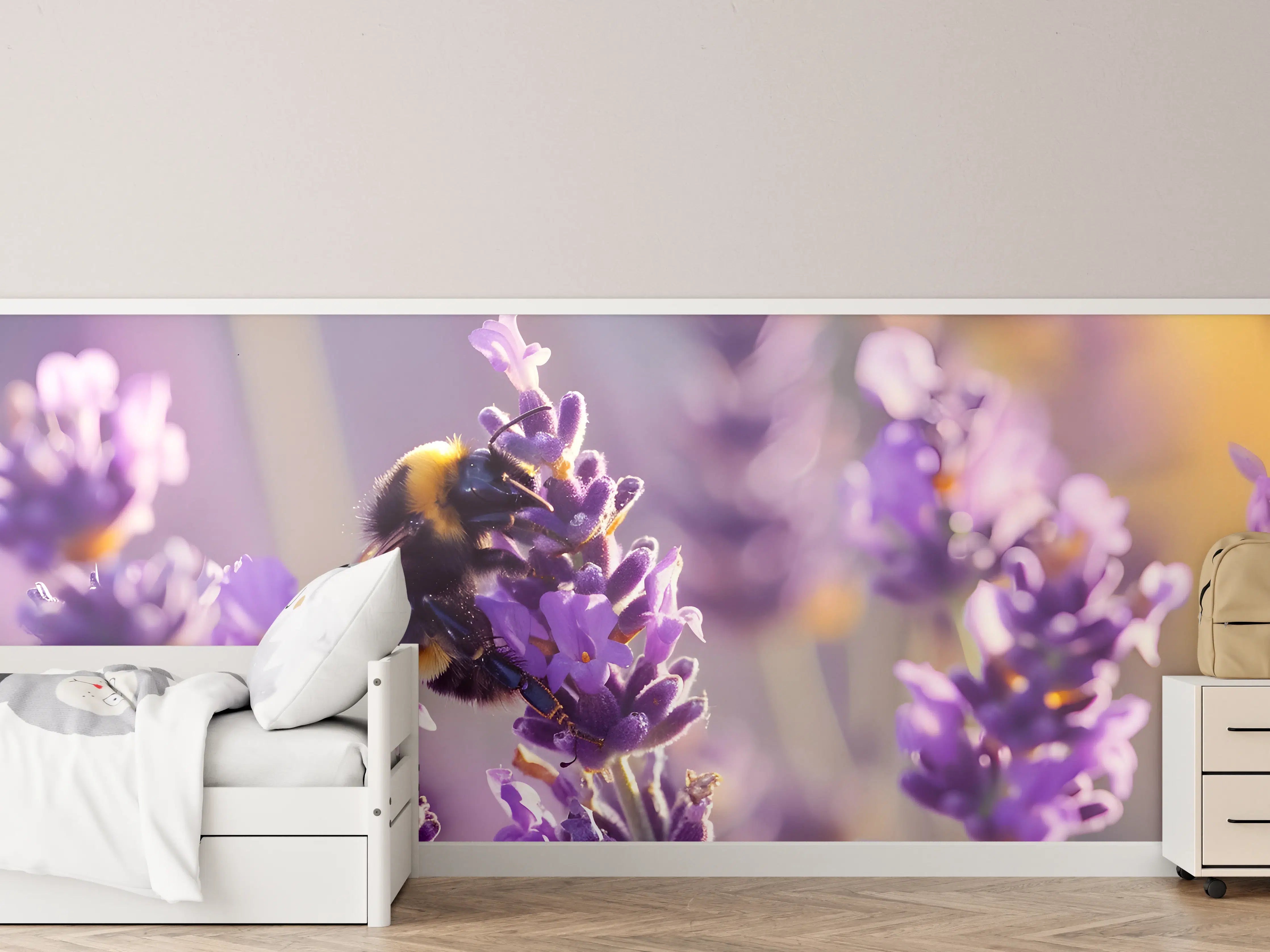 Kinderzimmer Wandgestaltung - Lila Lavendel mit Hummel