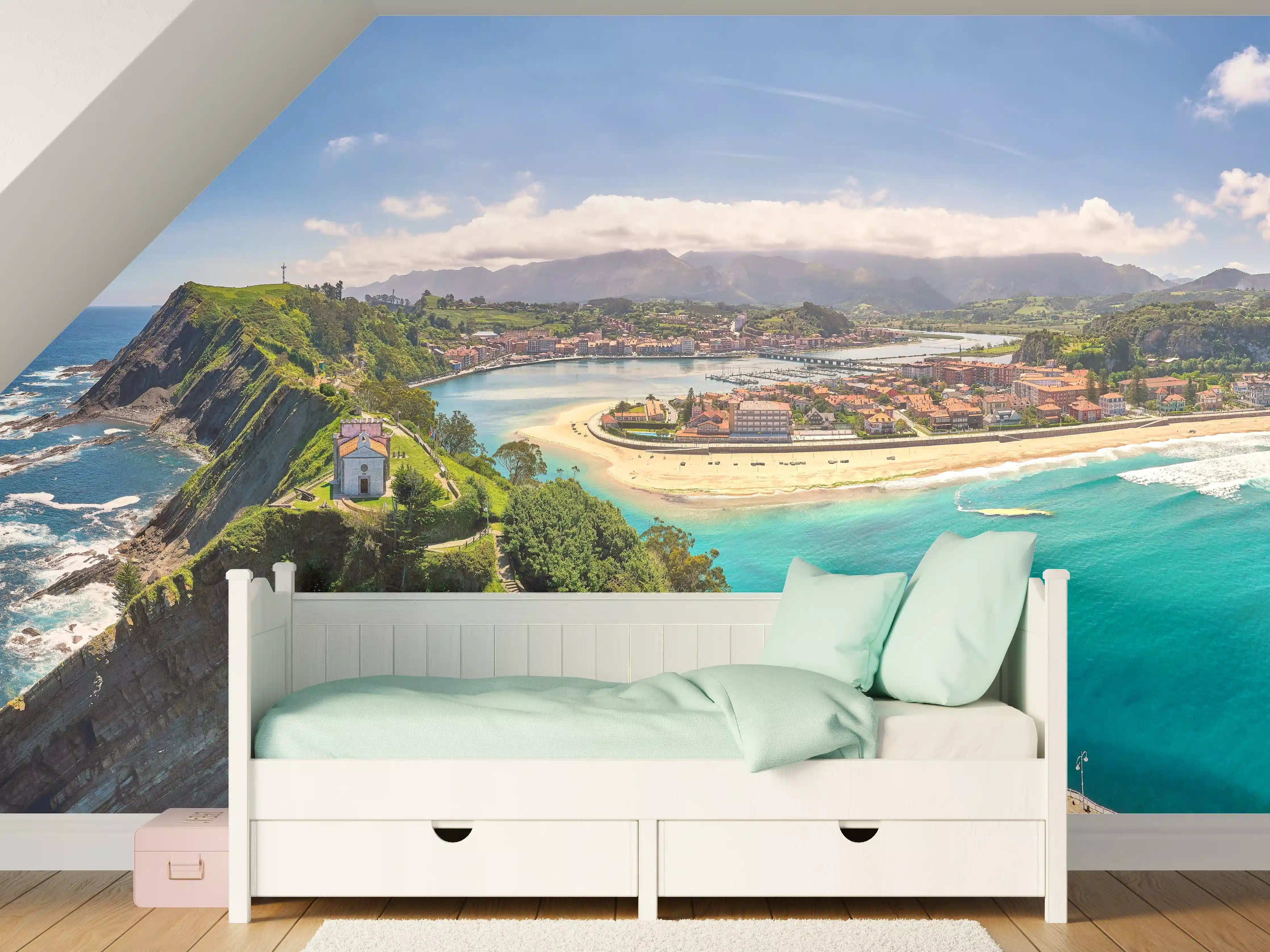 Kinderzimmer Wandgestaltung - Luftaufnahme Ribadesella-Kirche - Spanien