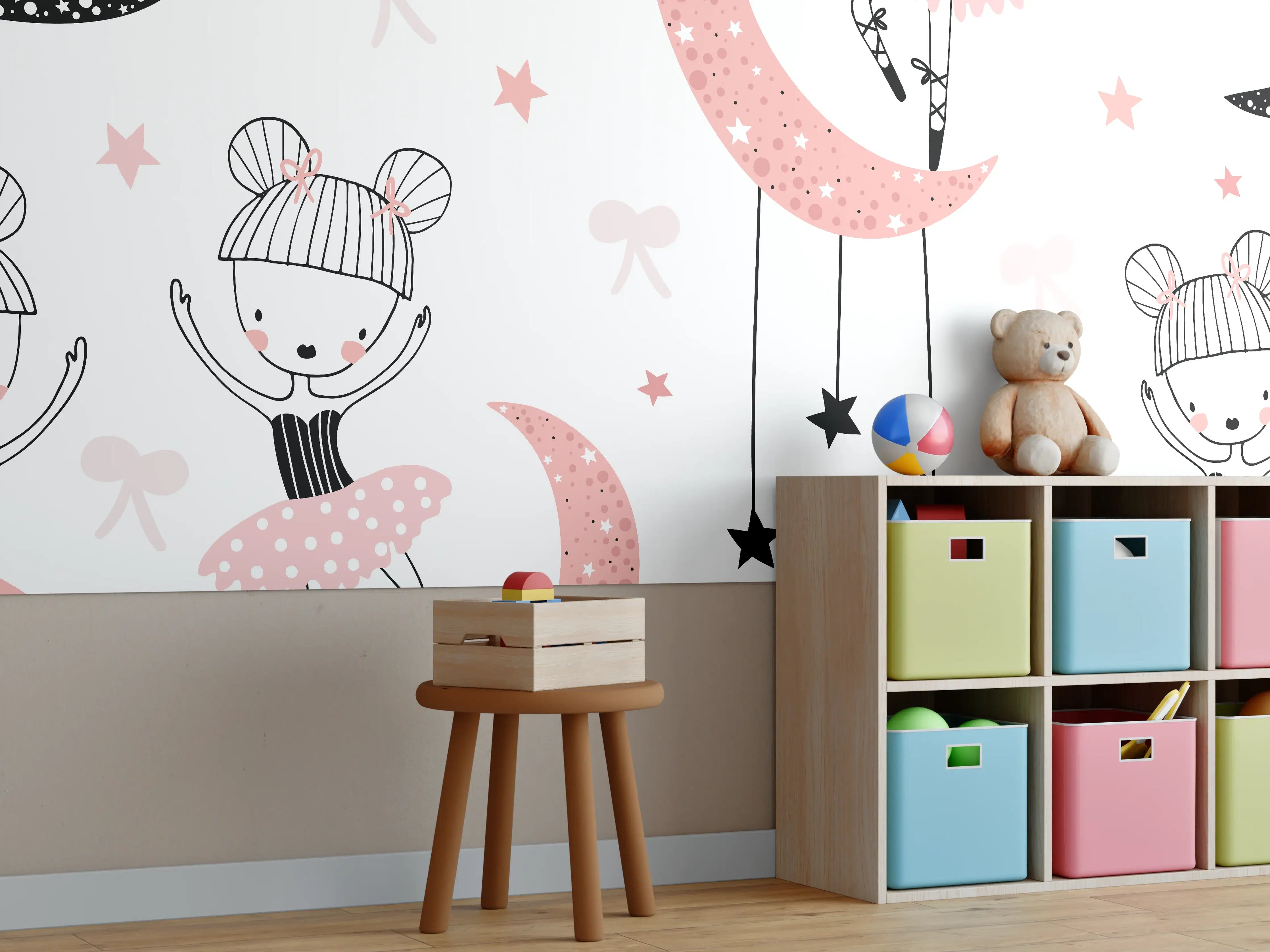 Kinderzimmer Wandgestaltung - Mädchen auf Mond mit Sternen und Bäumen