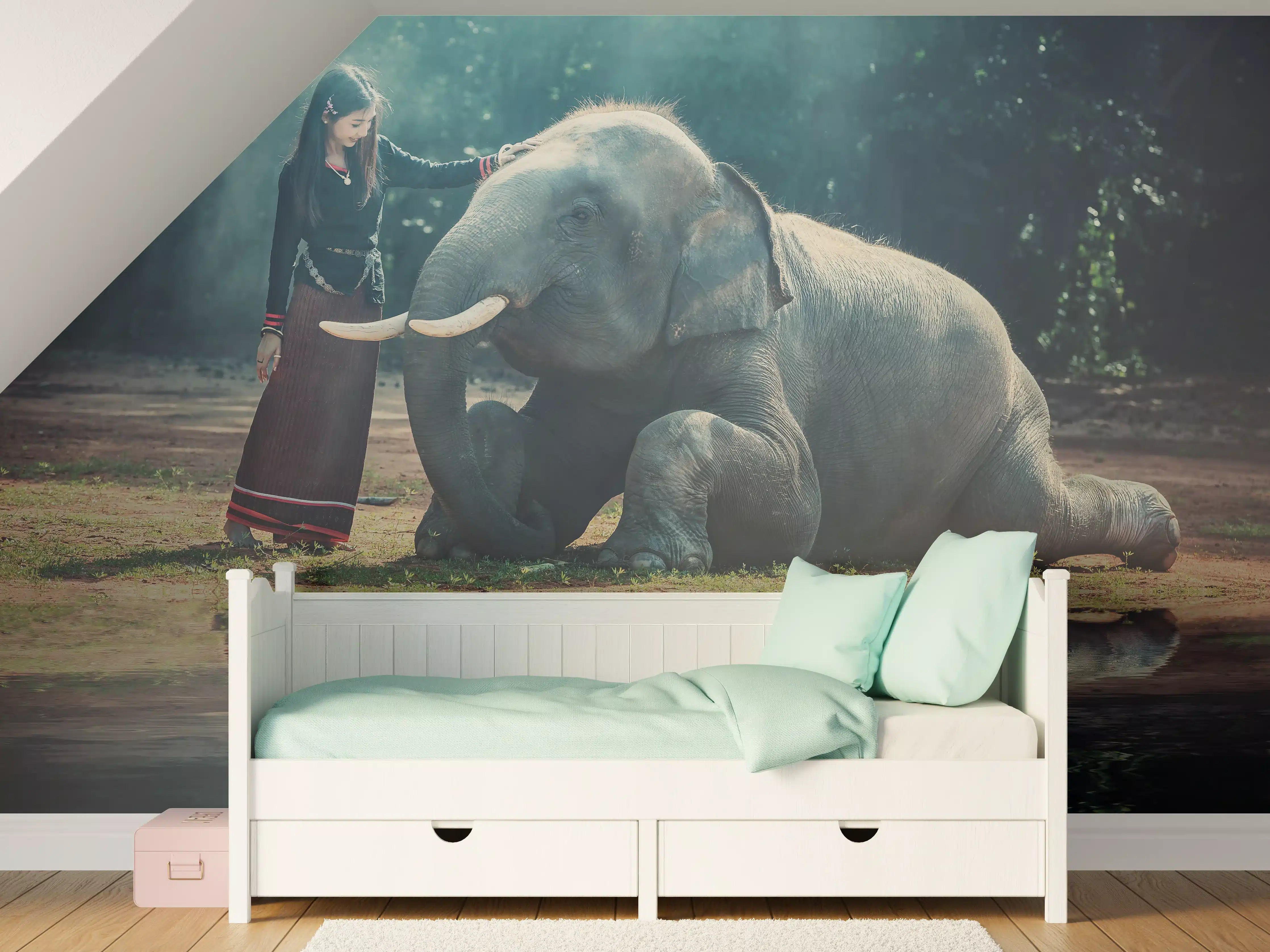 Kinderzimmer Wandgestaltung - Mädchen mit lächelndem Elefanten in Asien