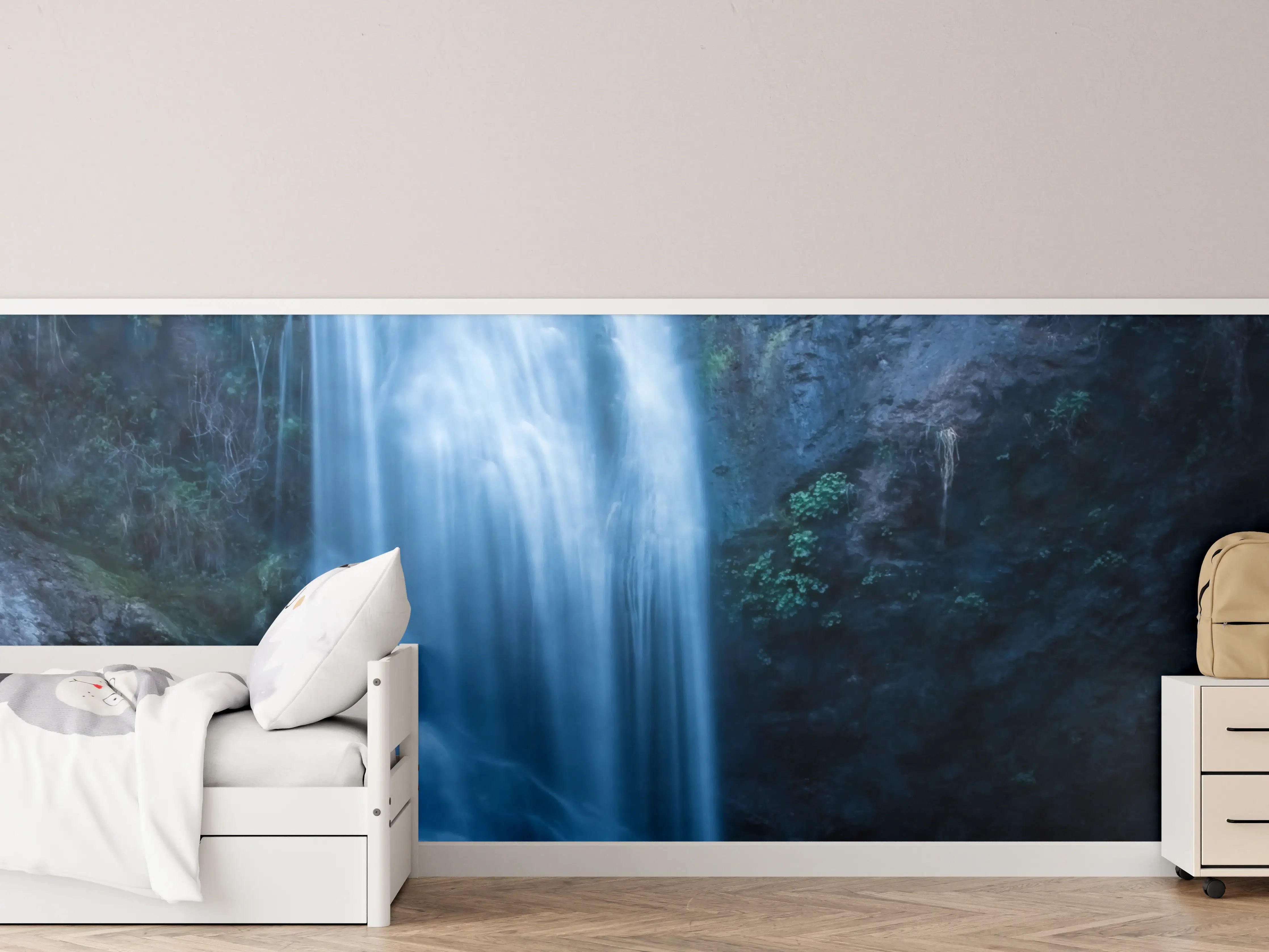 Kinderzimmer Wandgestaltung - Majestärer Wasserfall mit kristallklarem Wasser