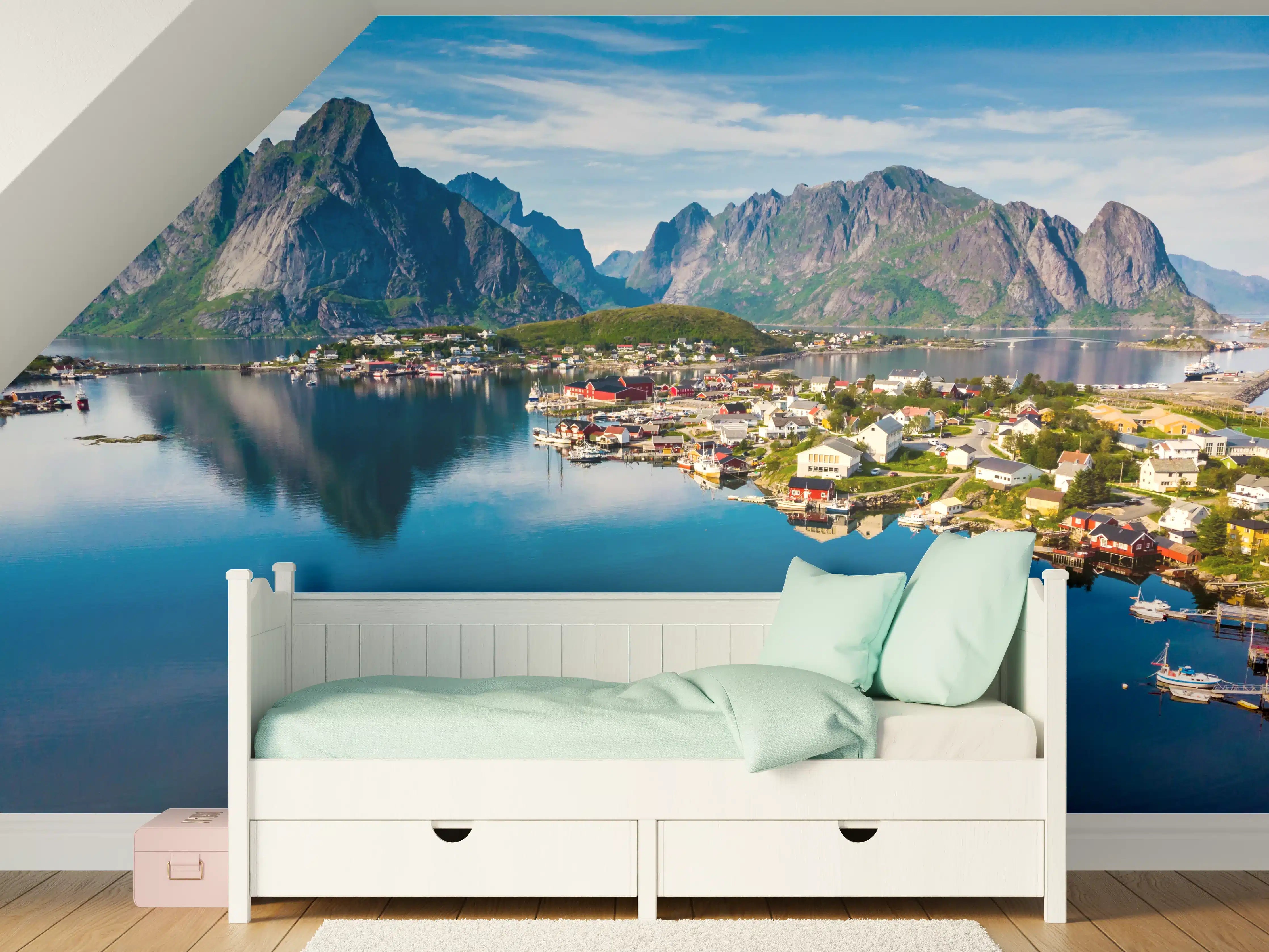 Kinderzimmer Wandgestaltung - Majestätische Berge und ruhiger Fjord