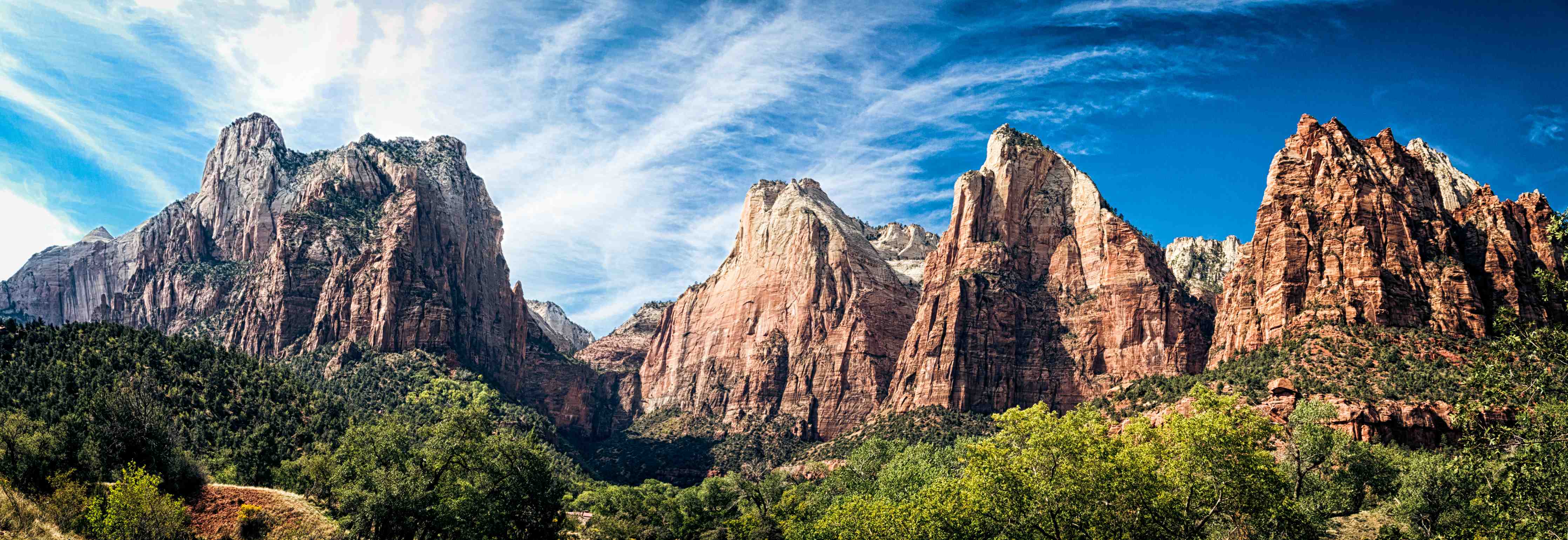 Kinderzimmer Wandgestaltung-Majestätische Bergkulisse mit grünem Wald