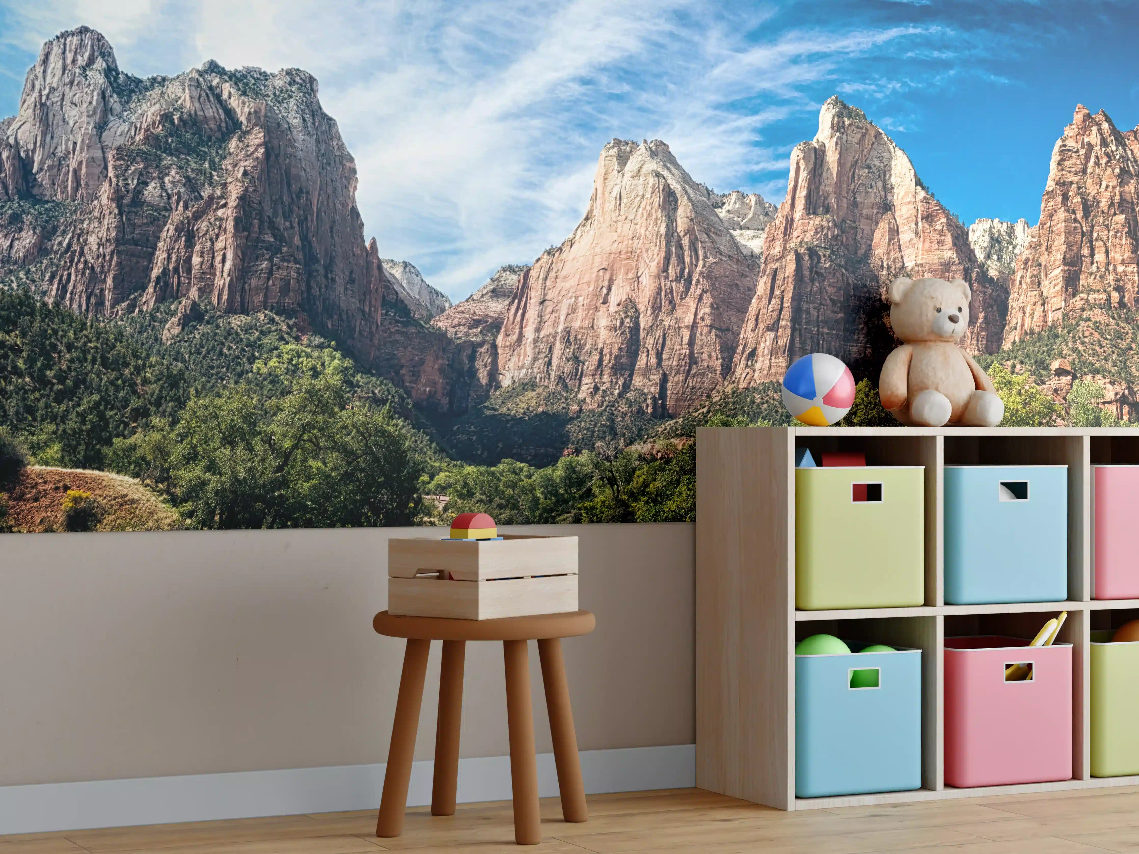 Kinderzimmer Wandgestaltung - Majestätische Bergkulisse mit grünem Wald