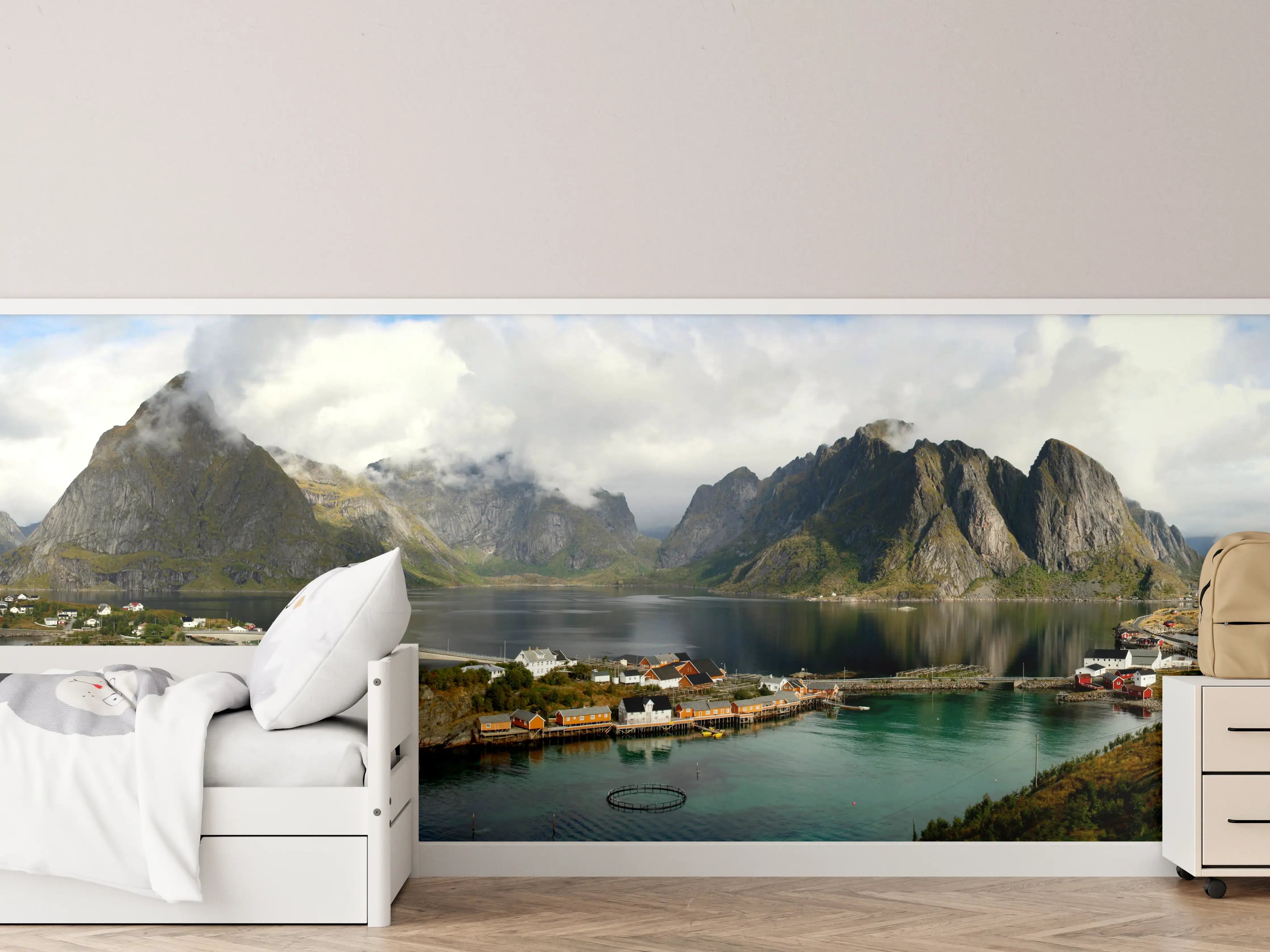 Kinderzimmer Wandgestaltung - Majestätische Fjordlandschaft mit Bergen und Wasser
