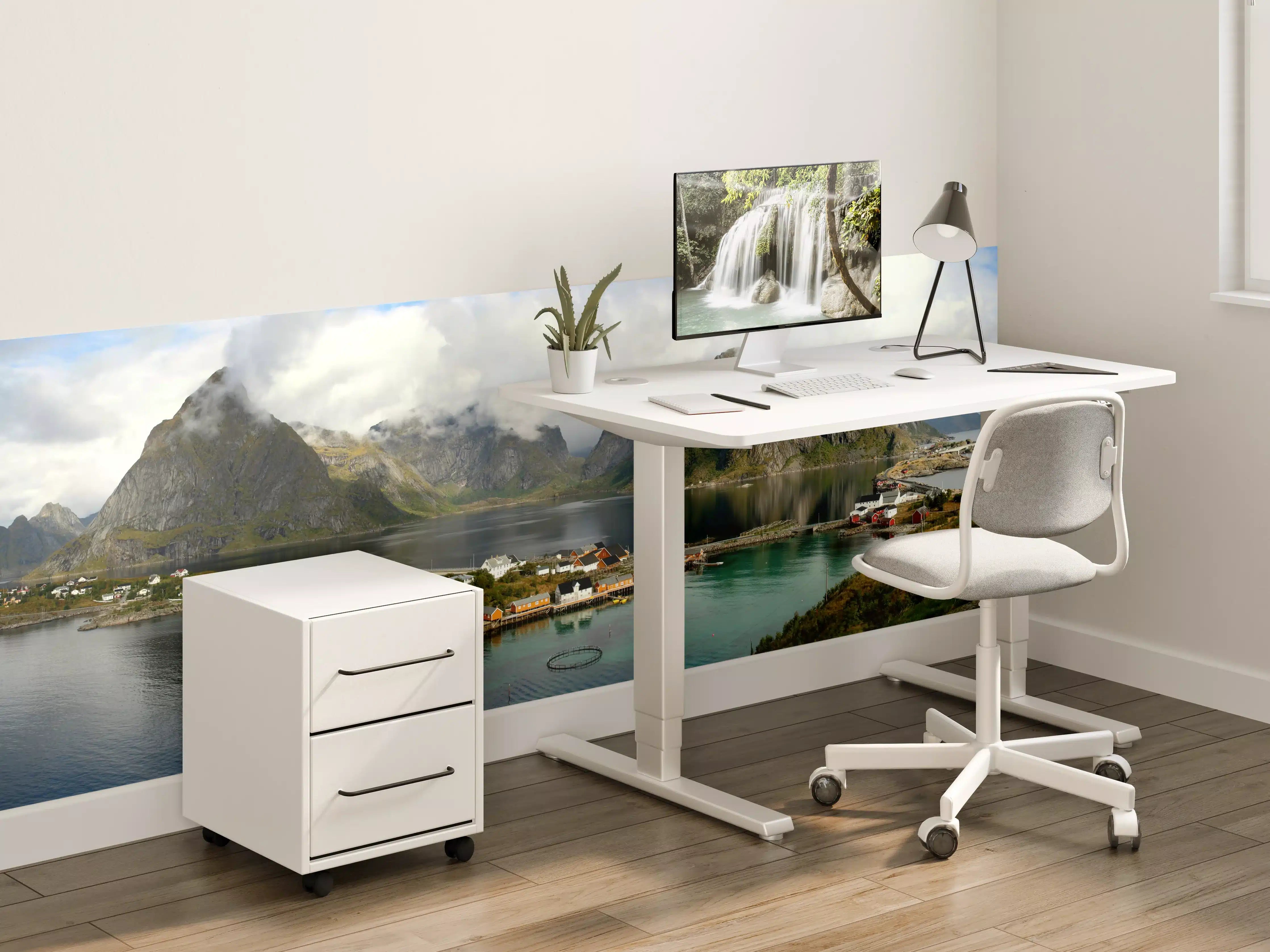 Kinderzimmer Wandgestaltung - Majestätische Fjordlandschaft mit Bergen und Wasser